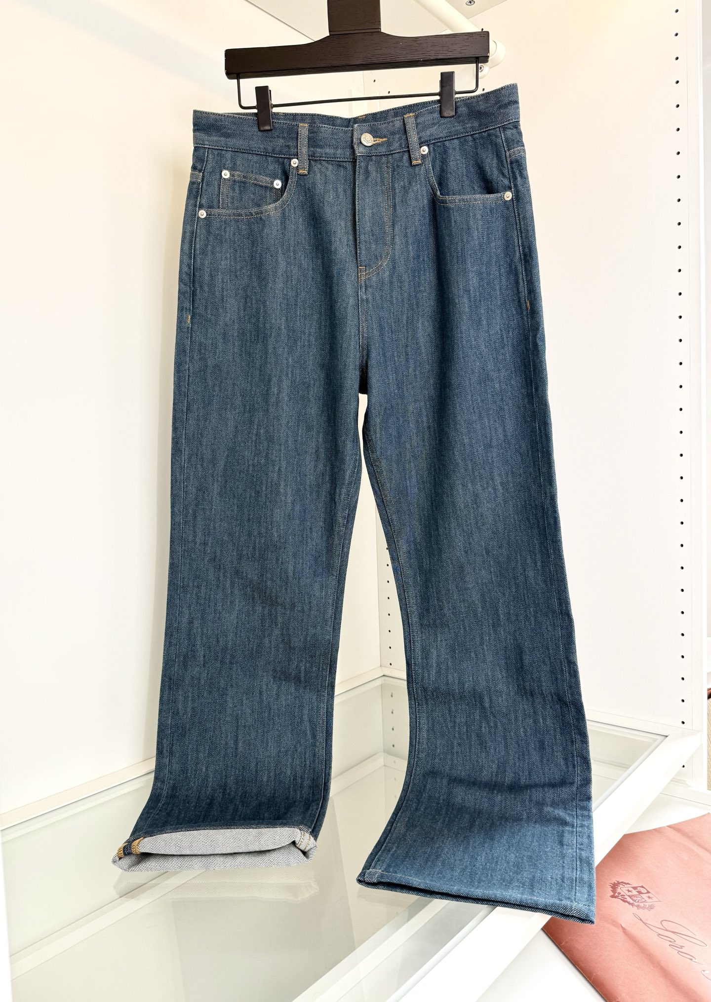 NO:947925,Lo*ro P*na Nuo u Pianya 2026 Autumn Recommended by old money and new money Roan men's denim trousers Five-bag style Mid-rise straight Unique washed color Highlights timeless style Fitted tailoring Full hardware accessories Leather brand embellishment Natural and environmentally friendly washed color Fashionable while highlighting the character  Full product photo order color picture color code number 30-38 (35 available) try on 172-148 and wear 32 suitable, men's clothing,19860909Lo*ro Pi*na诺 u翩雅 2026秋季 老钱新贵推荐 Roan男士牛仔长裤 五袋款 中腰直筒 独特的水洗颜色 彰显隽永格调 合体的剪裁 全品相五金辅料 皮牌点缀 天然环保的水洗色 时尚的同时凸显品格面料采用高支纯棉材质入 秋季厚度上身感 亲肤 舒适 透气的同时 又有很好的挺括感 全品相订单 颜色 图片色 码数30-38（有35）试穿172-148穿32合适,男装,,Women's clothing