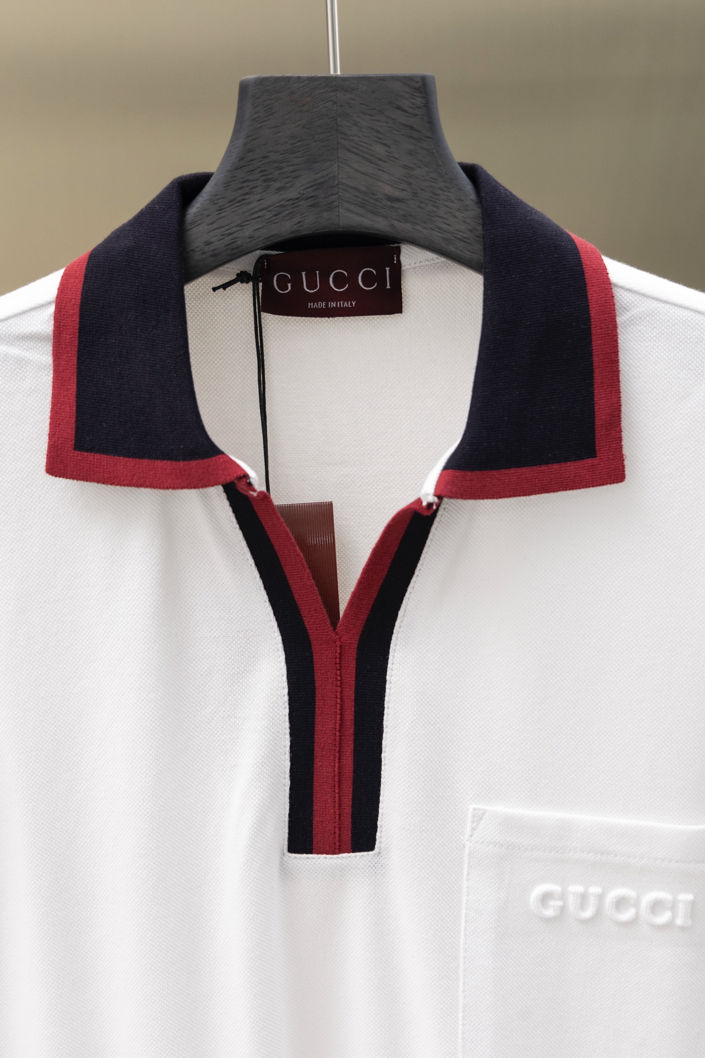 
Gucci/古驰 25ss新款
拼色罗纹 V领Polo
230克重全棉珠地
颜色：白  宝蓝
码数：S