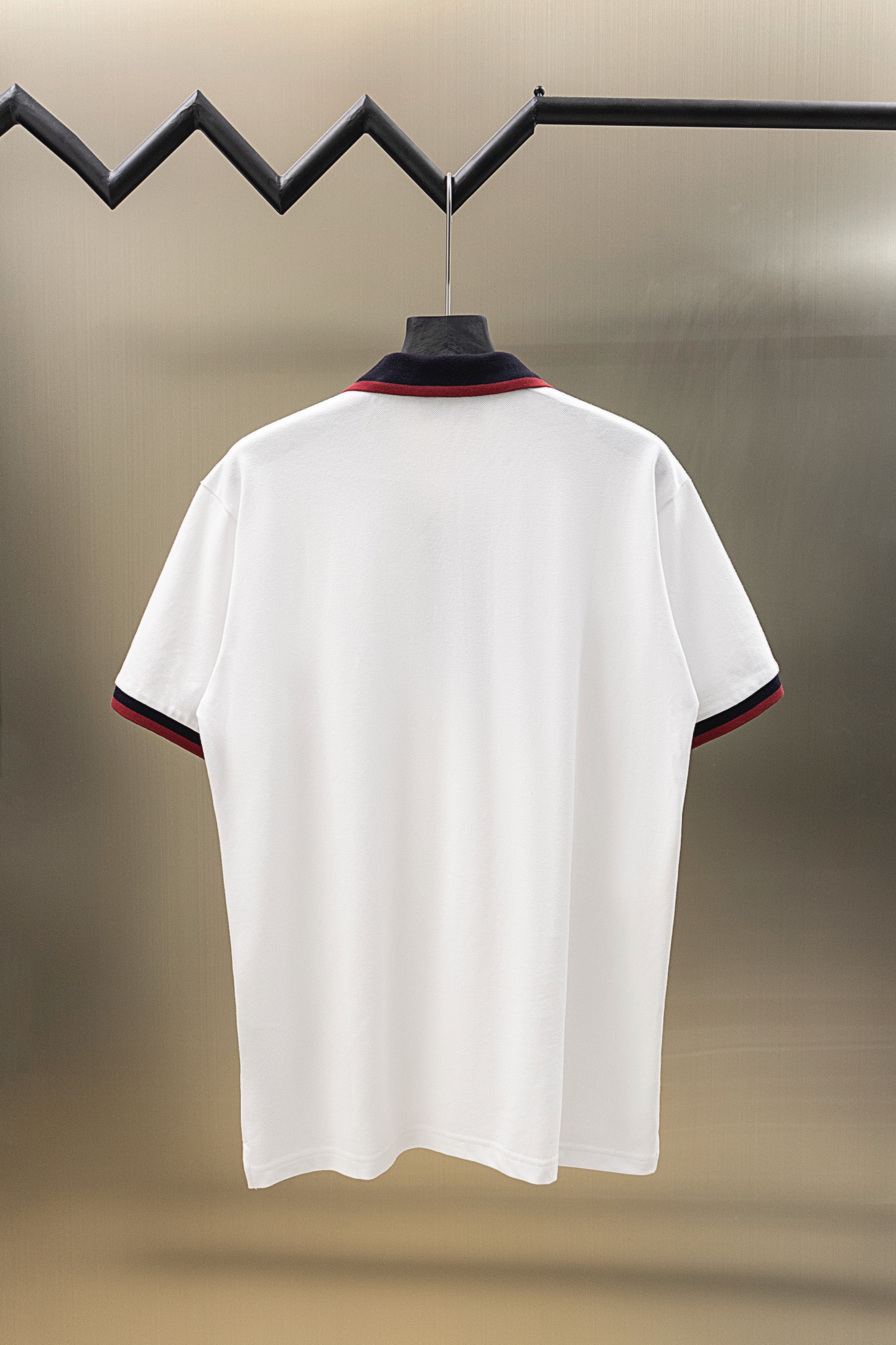
Gucci/古驰 25ss新款
拼色罗纹 V领Polo
230克重全棉珠地
颜色：白  宝蓝
码数：S