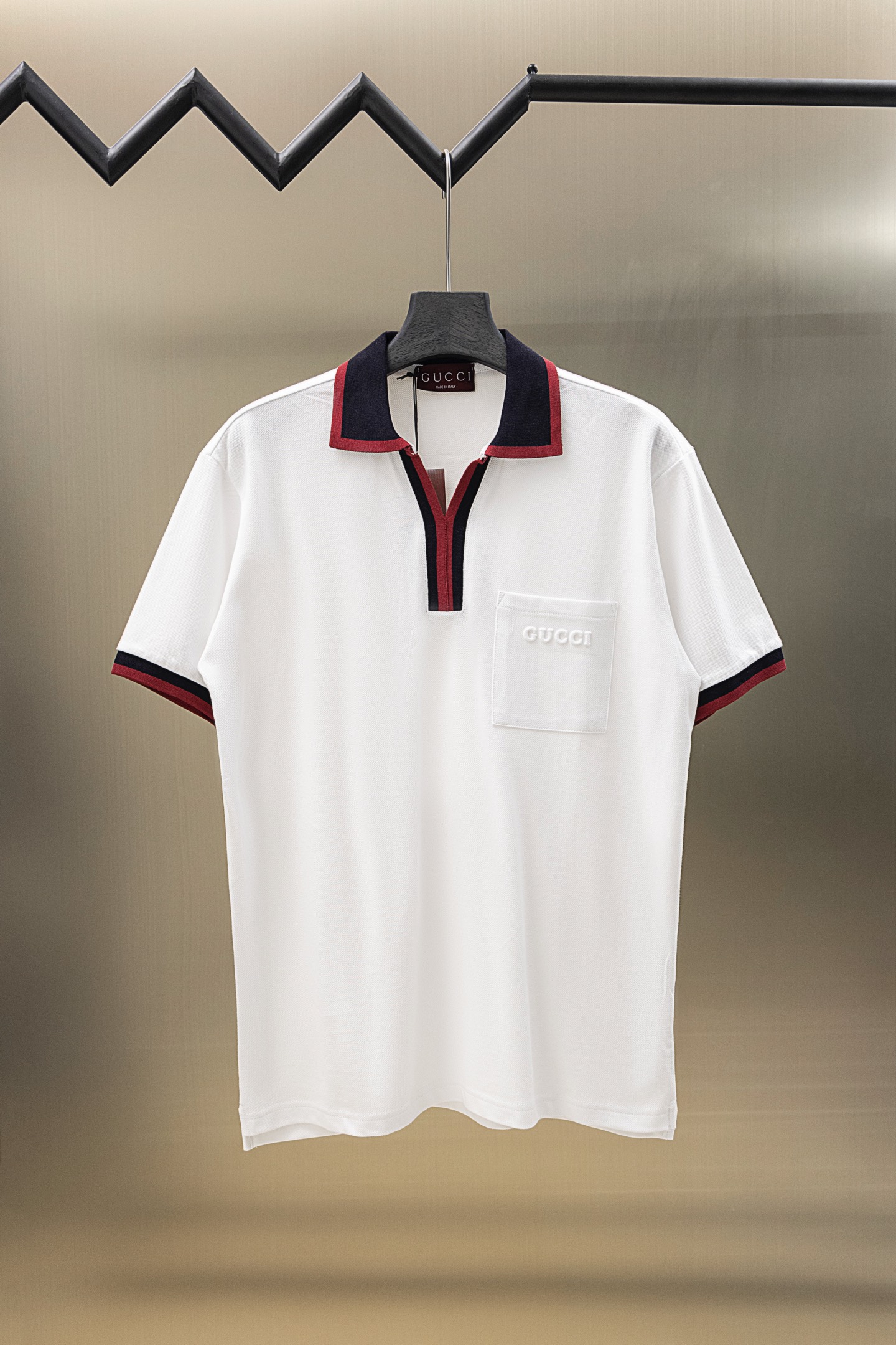 
Gucci/古驰 25ss新款
拼色罗纹 V领Polo
230克重全棉珠地
颜色：白  宝蓝
码数：S