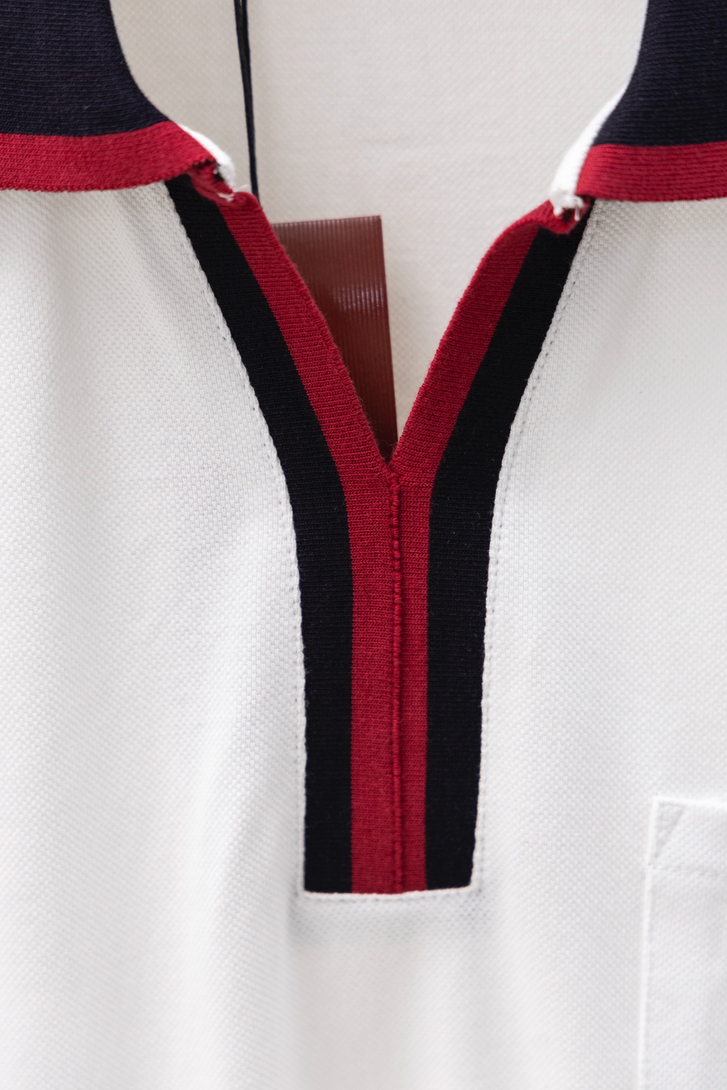 
Gucci/古驰 25ss新款
拼色罗纹 V领Polo
230克重全棉珠地
颜色：白  宝蓝
码数：S