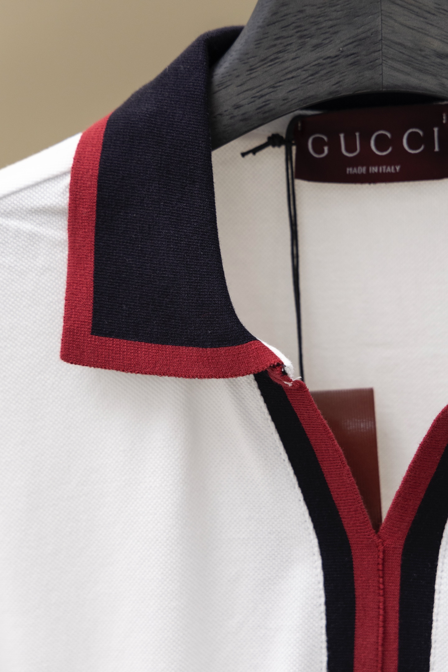 
Gucci/古驰 25ss新款
拼色罗纹 V领Polo
230克重全棉珠地
颜色：白  宝蓝
码数：S