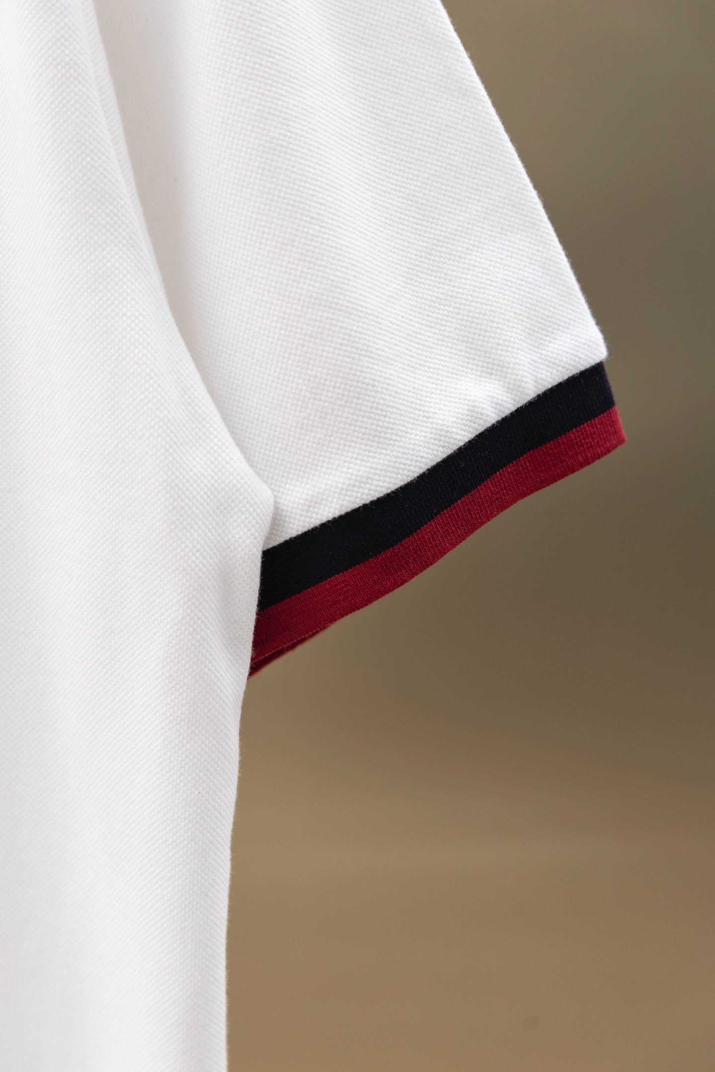 
Gucci/古驰 25ss新款
拼色罗纹 V领Polo
230克重全棉珠地
颜色：白  宝蓝
码数：S