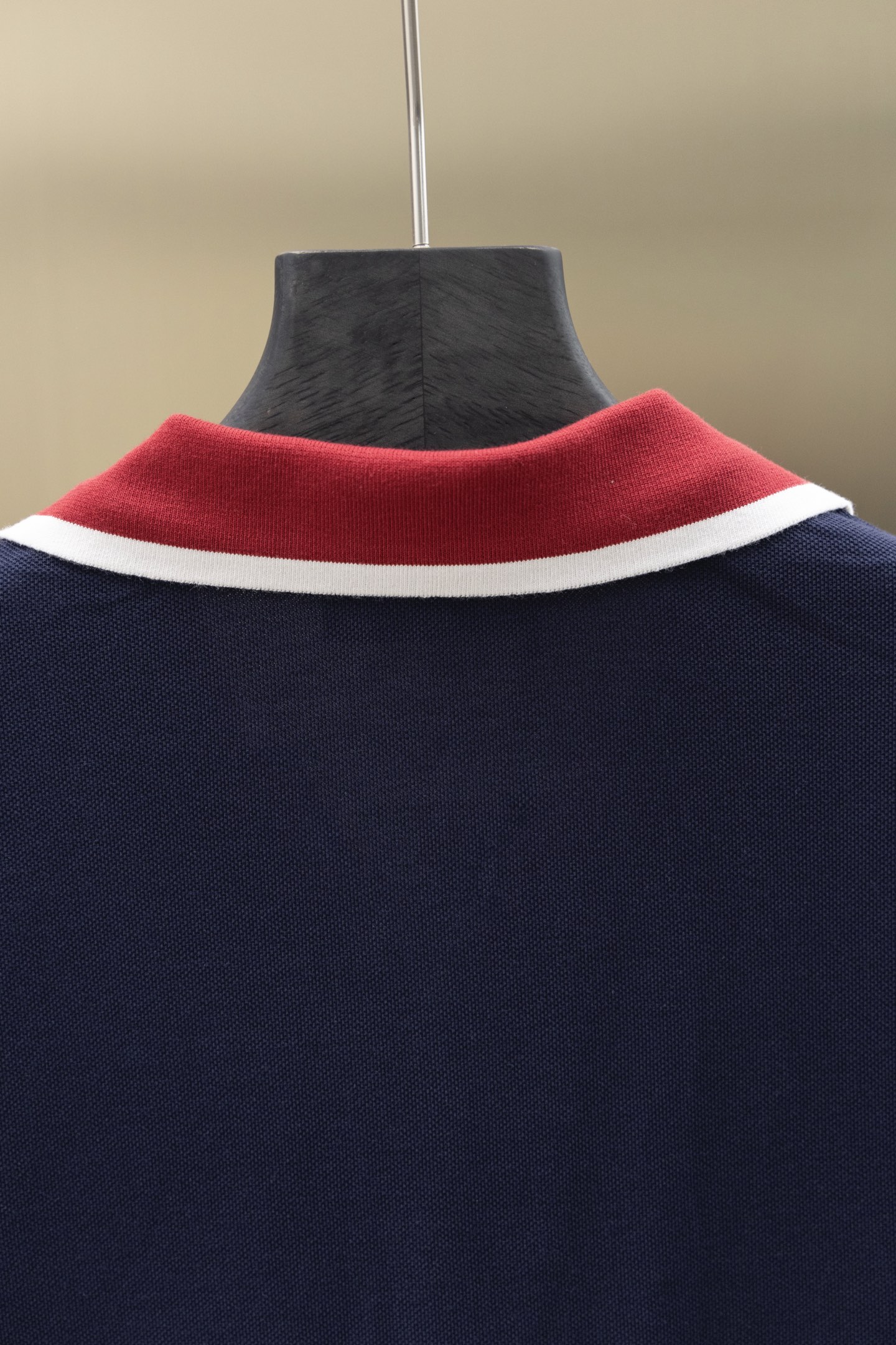 
Gucci/古驰 25ss新款
拼色罗纹 V领Polo
230克重全棉珠地
颜色：白  宝蓝
码数：S