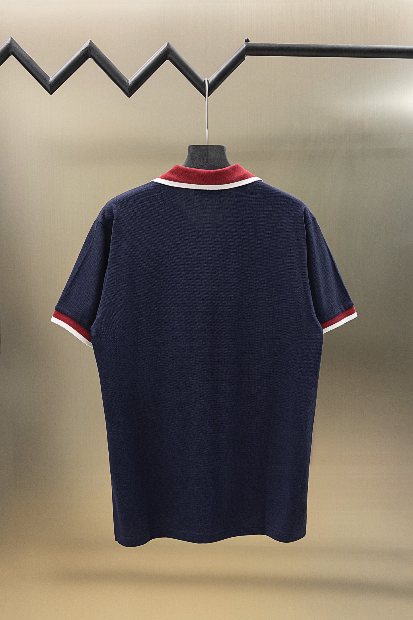 
Gucci/古驰 25ss新款
拼色罗纹 V领Polo
230克重全棉珠地
颜色：白  宝蓝
码数：S
