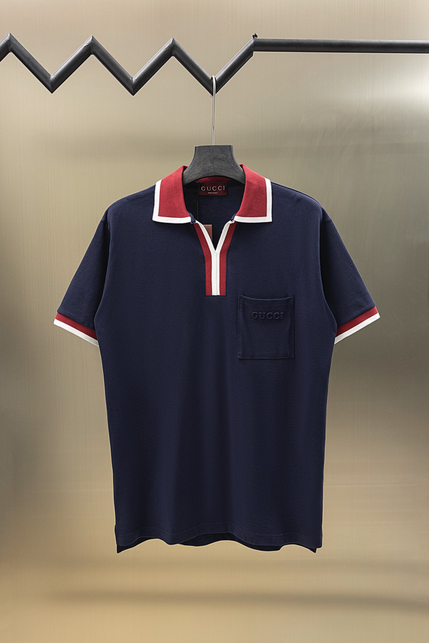 
Gucci/古驰 25ss新款
拼色罗纹 V领Polo
230克重全棉珠地
颜色：白  宝蓝
码数：S