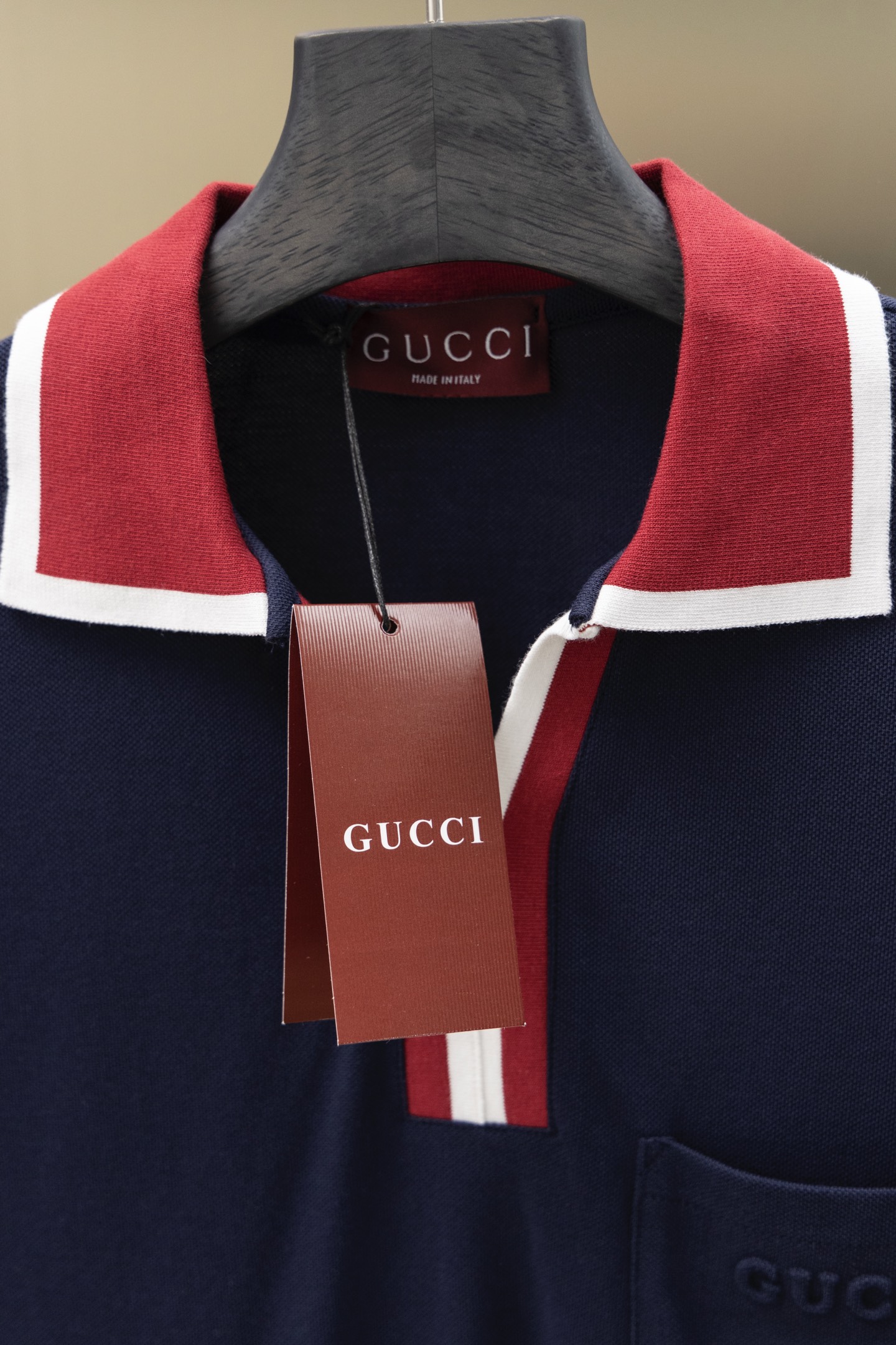
Gucci/古驰 25ss新款
拼色罗纹 V领Polo
230克重全棉珠地
颜色：白  宝蓝
码数：S