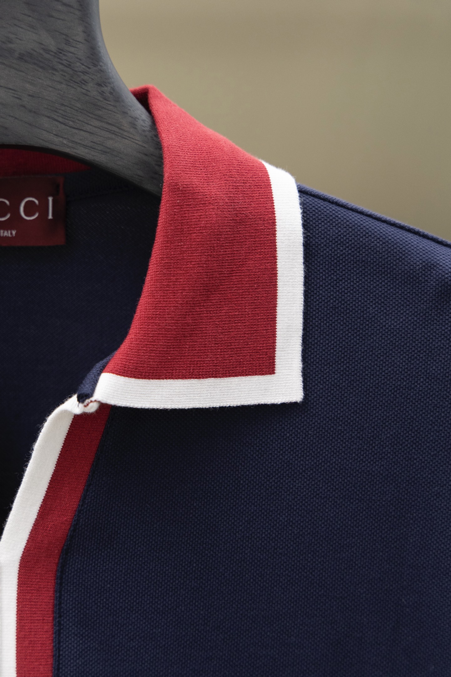 
Gucci/古驰 25ss新款
拼色罗纹 V领Polo
230克重全棉珠地
颜色：白  宝蓝
码数：S