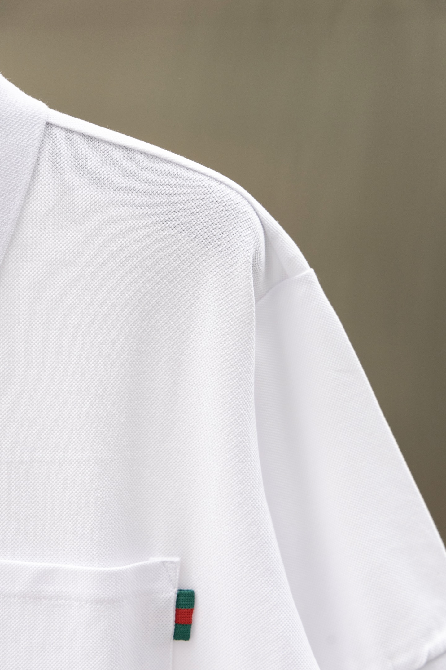 
Gucci/古驰 25ss新款
经典三色彩条Logo 印花Polo
230克重全棉珠地
颜色：白  黑