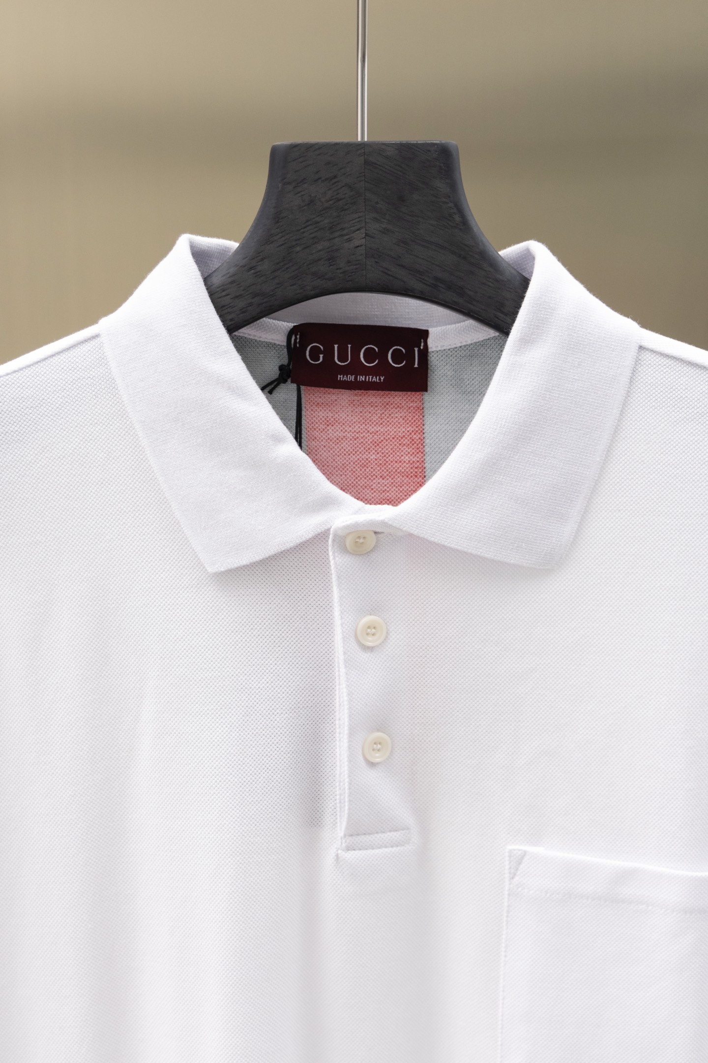 
Gucci/古驰 25ss新款
经典三色彩条Logo 印花Polo
230克重全棉珠地
颜色：白  黑