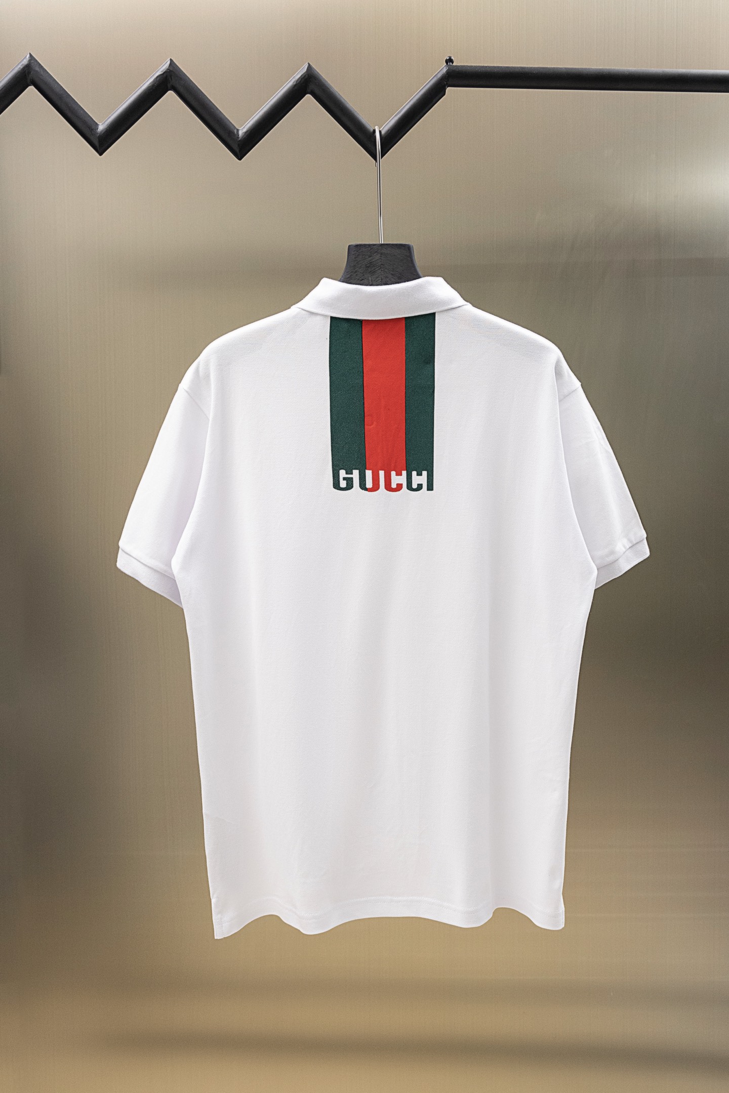 
Gucci/古驰 25ss新款
经典三色彩条Logo 印花Polo
230克重全棉珠地
颜色：白  黑