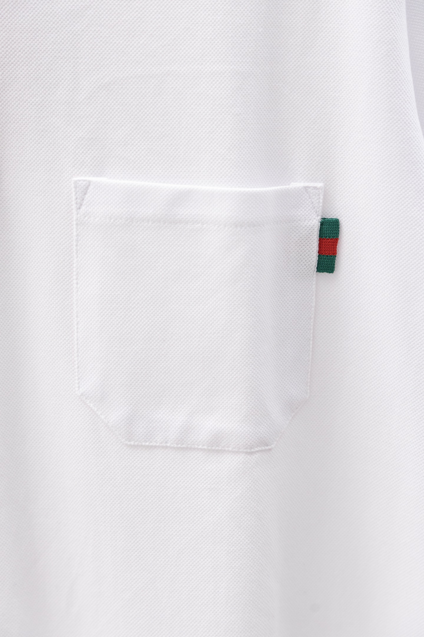 
Gucci/古驰 25ss新款
经典三色彩条Logo 印花Polo
230克重全棉珠地
颜色：白  黑