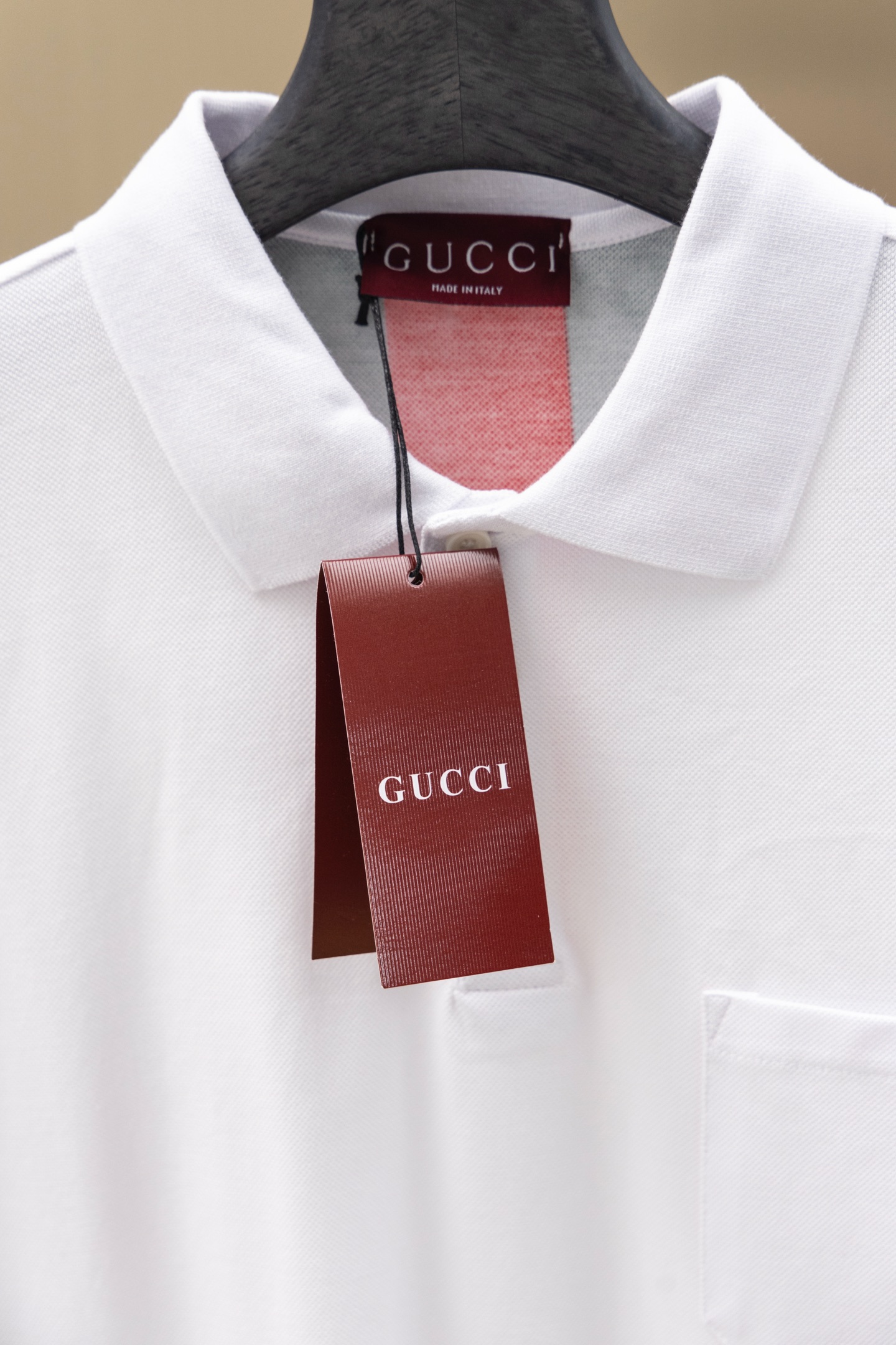 
Gucci/古驰 25ss新款
经典三色彩条Logo 印花Polo
230克重全棉珠地
颜色：白  黑