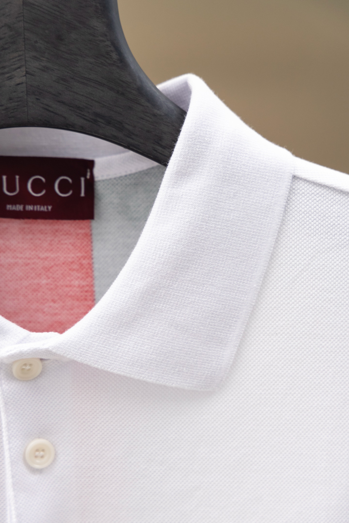 
Gucci/古驰 25ss新款
经典三色彩条Logo 印花Polo
230克重全棉珠地
颜色：白  黑