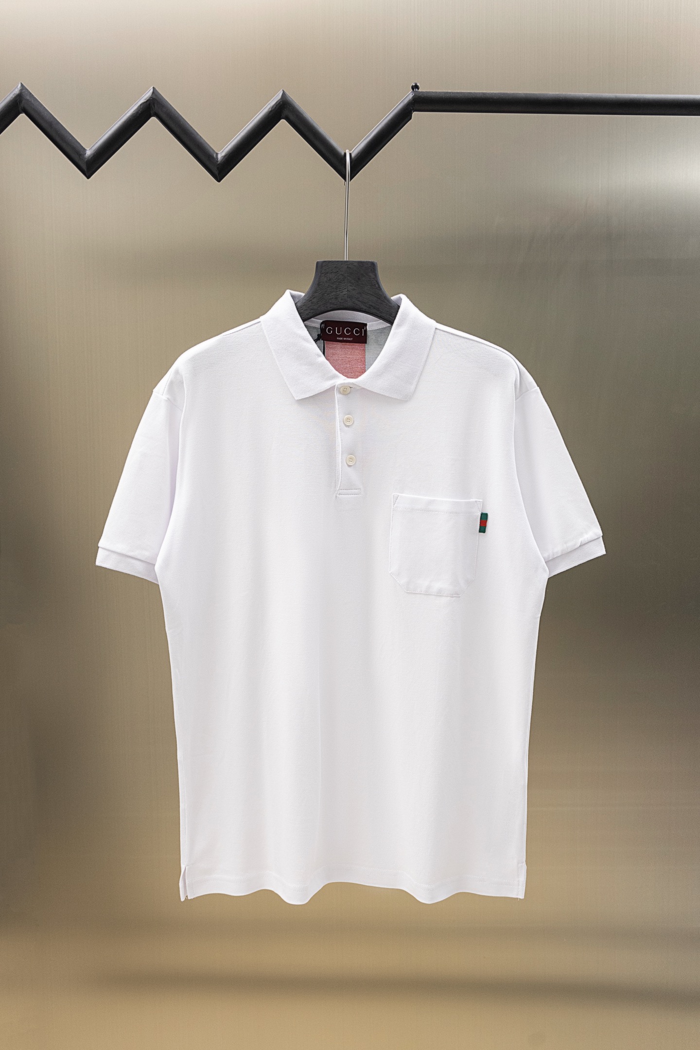 
Gucci/古驰 25ss新款
经典三色彩条Logo 印花Polo
230克重全棉珠地
颜色：白  黑