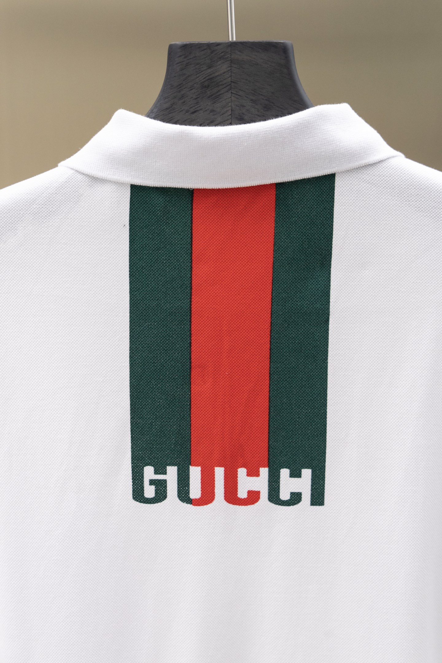 
Gucci/古驰 25ss新款
经典三色彩条Logo 印花Polo
230克重全棉珠地
颜色：白  黑