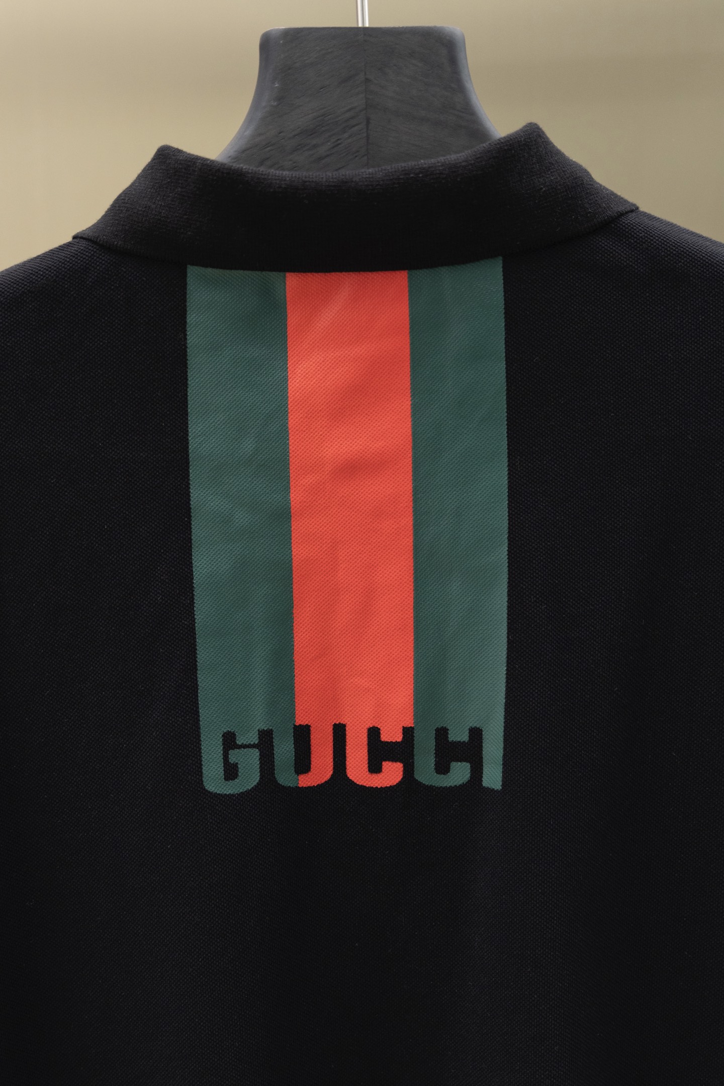 
Gucci/古驰 25ss新款
经典三色彩条Logo 印花Polo
230克重全棉珠地
颜色：白  黑