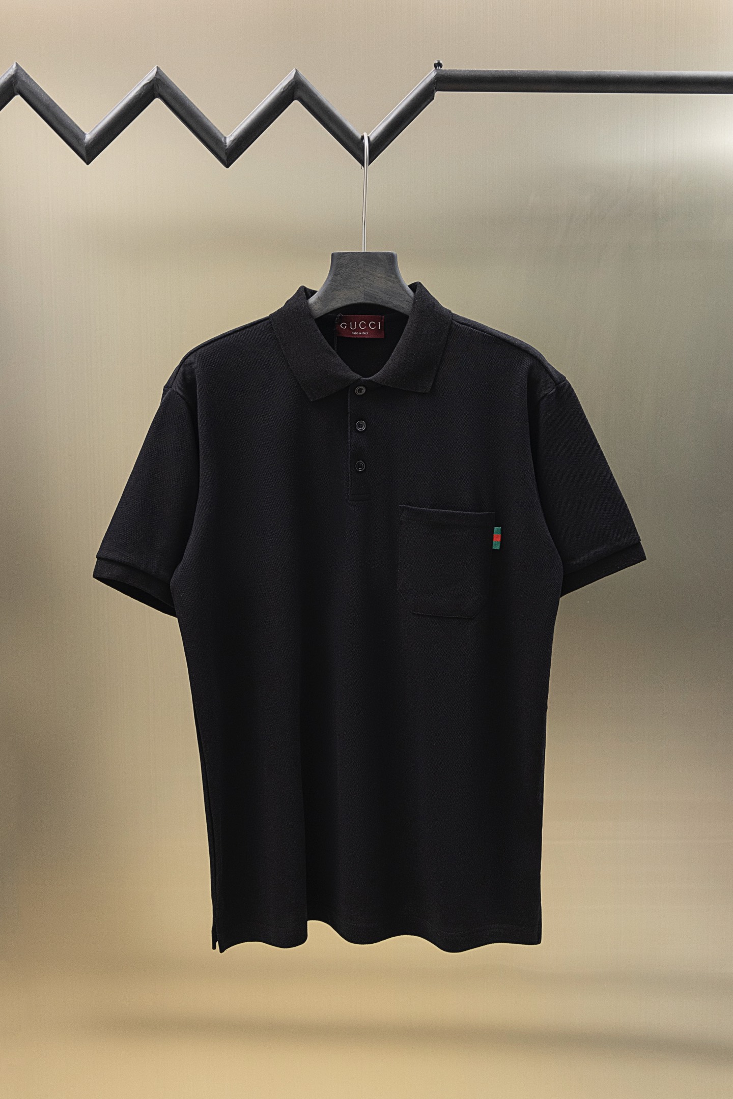 
Gucci/古驰 25ss新款
经典三色彩条Logo 印花Polo
230克重全棉珠地
颜色：白  黑