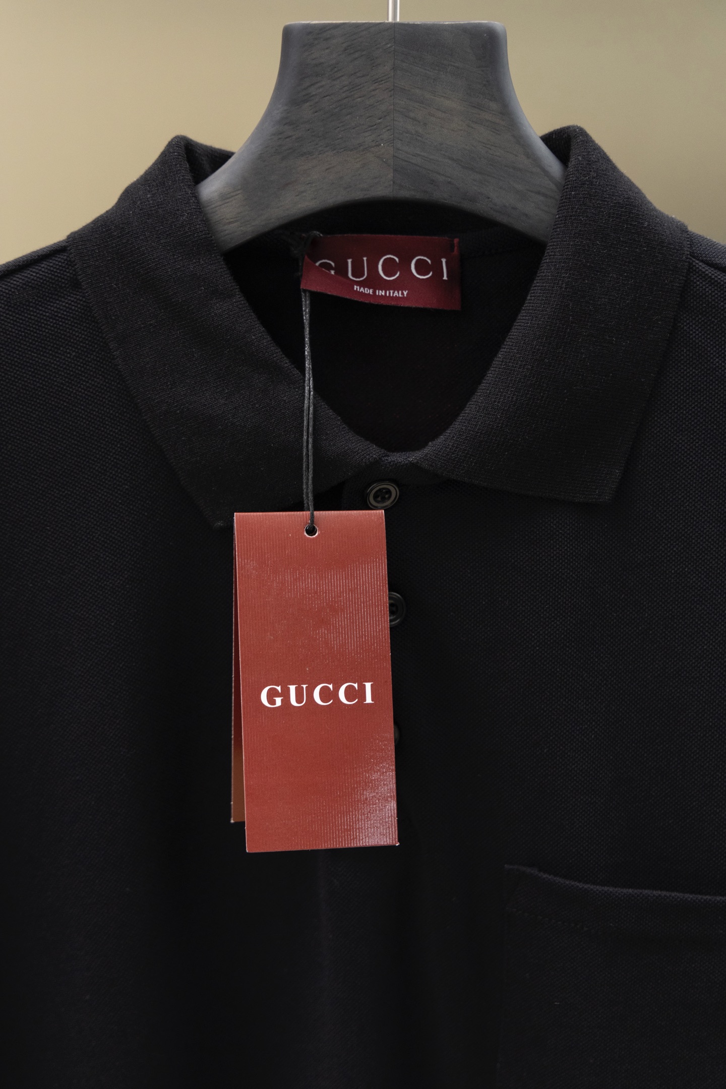 
Gucci/古驰 25ss新款
经典三色彩条Logo 印花Polo
230克重全棉珠地
颜色：白  黑