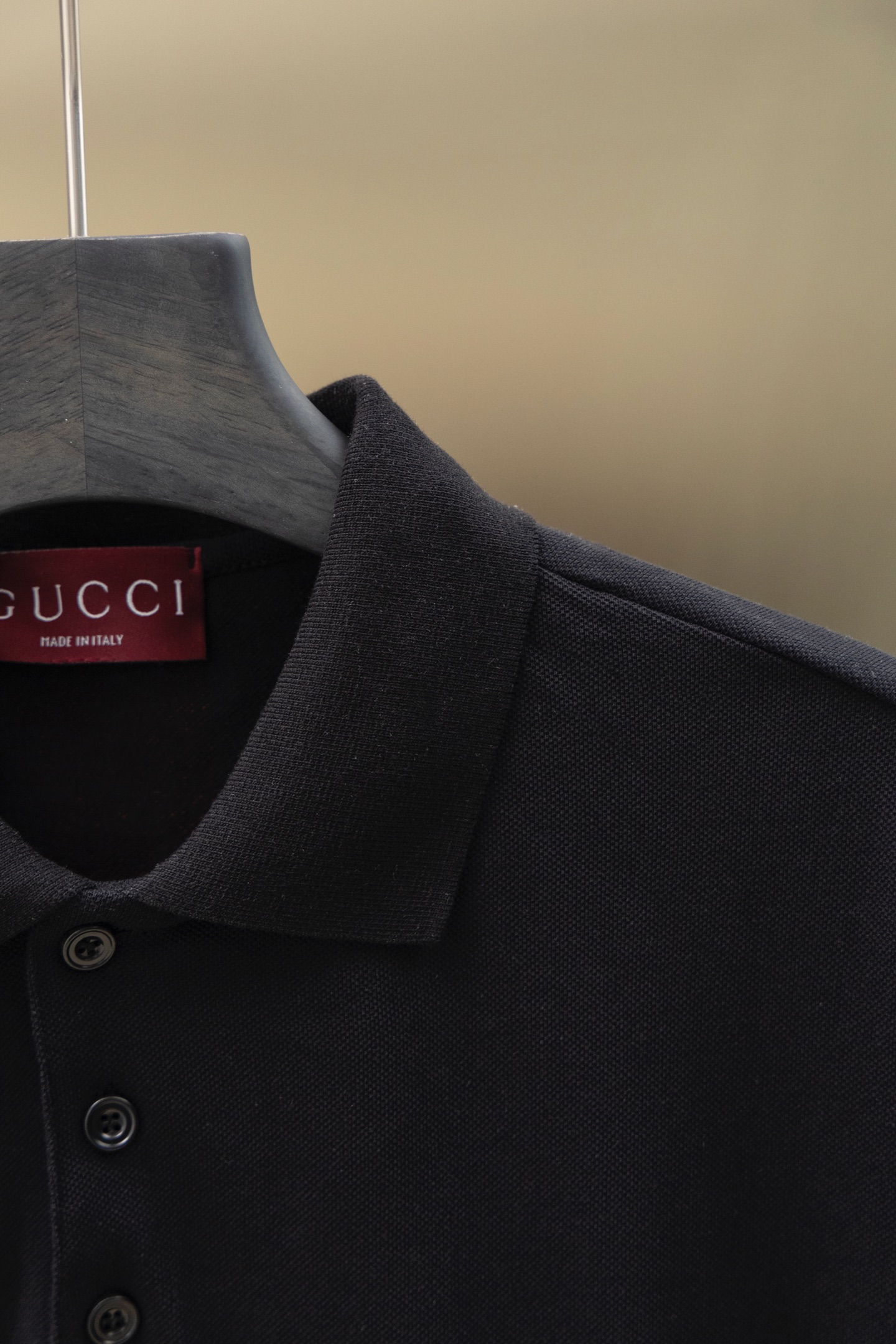 
Gucci/古驰 25ss新款
经典三色彩条Logo 印花Polo
230克重全棉珠地
颜色：白  黑