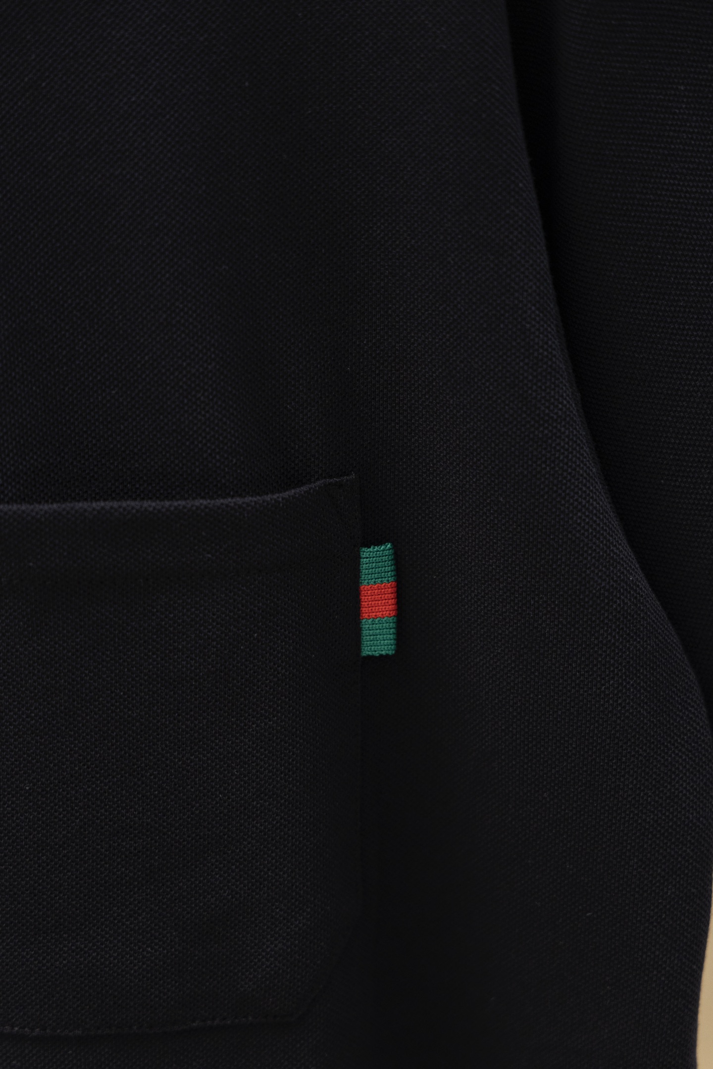 
Gucci/古驰 25ss新款
经典三色彩条Logo 印花Polo
230克重全棉珠地
颜色：白  黑