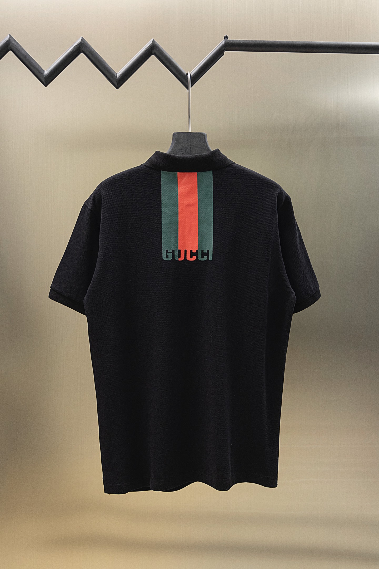 
Gucci/古驰 25ss新款
经典三色彩条Logo 印花Polo
230克重全棉珠地
颜色：白  黑