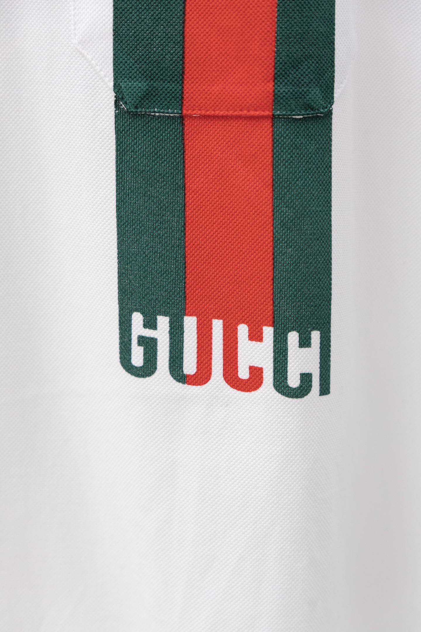 
Gucci/古驰 25ss新款
经典三色彩条Logo印花 贴袋Polo
230克重全棉珠地
颜色：白 