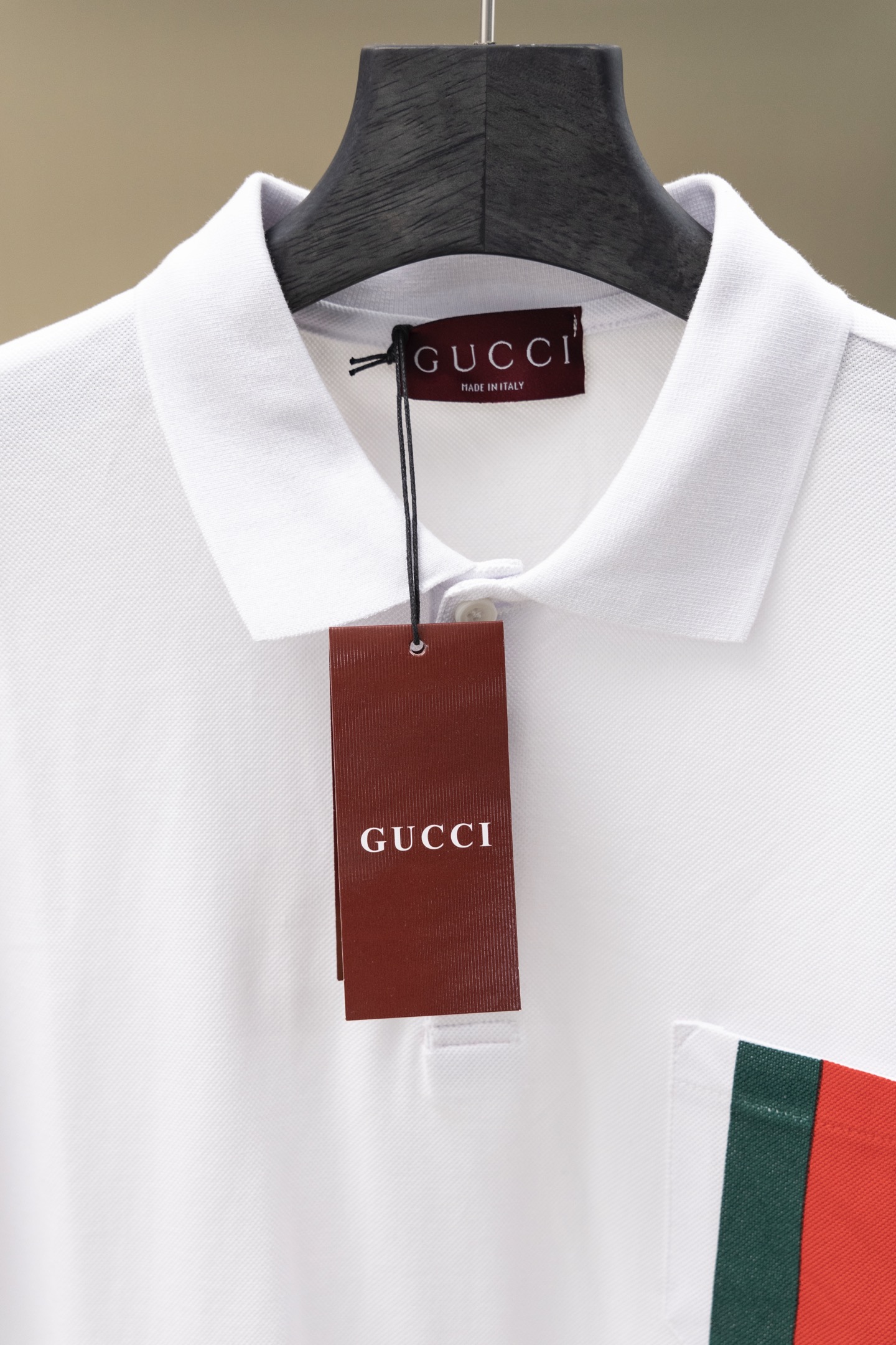 
Gucci/古驰 25ss新款
经典三色彩条Logo印花 贴袋Polo
230克重全棉珠地
颜色：白 