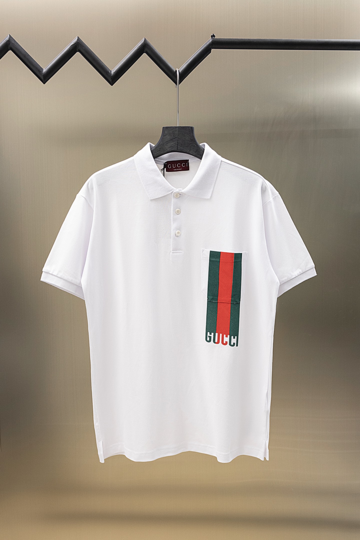 
Gucci/古驰 25ss新款
经典三色彩条Logo印花 贴袋Polo
230克重全棉珠地
颜色：白 