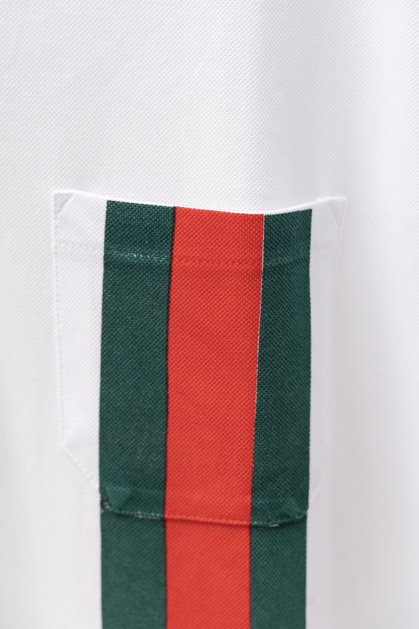 
Gucci/古驰 25ss新款
经典三色彩条Logo印花 贴袋Polo
230克重全棉珠地
颜色：白 