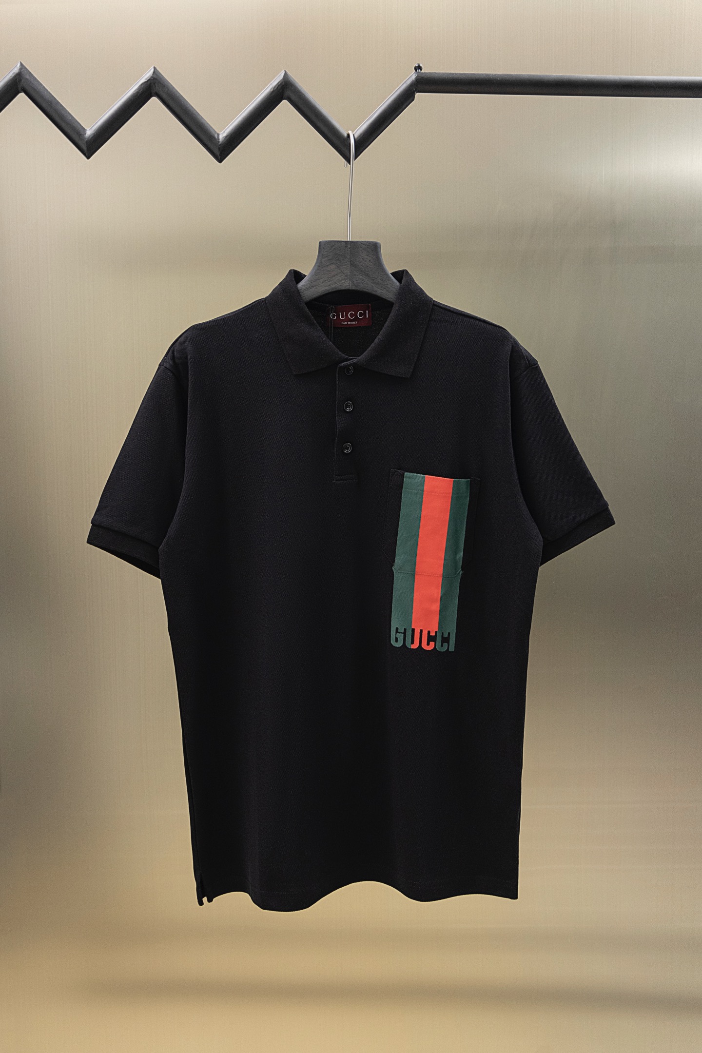 
Gucci/古驰 25ss新款
经典三色彩条Logo印花 贴袋Polo
230克重全棉珠地
颜色：白 