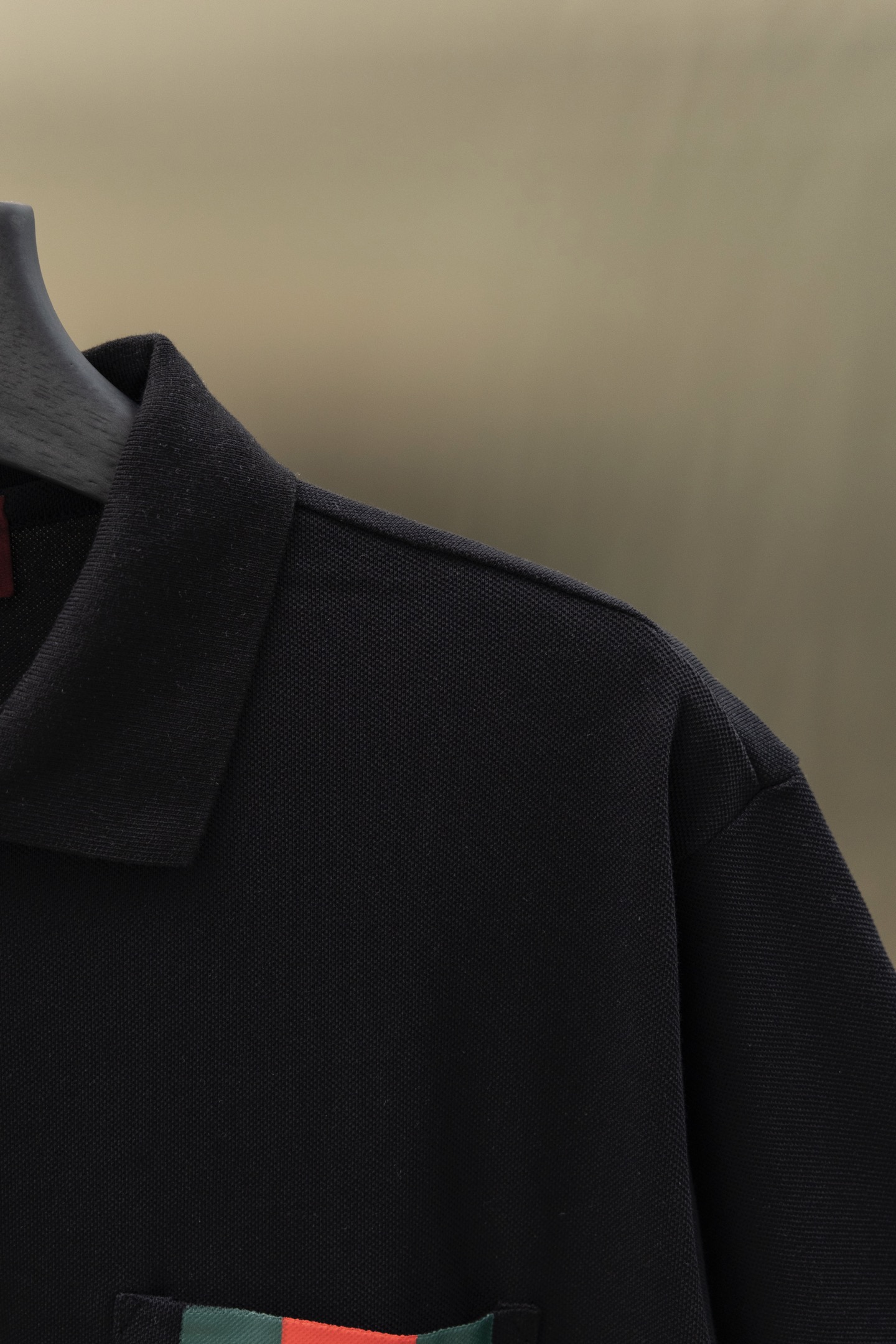 
Gucci/古驰 25ss新款
经典三色彩条Logo印花 贴袋Polo
230克重全棉珠地
颜色：白 