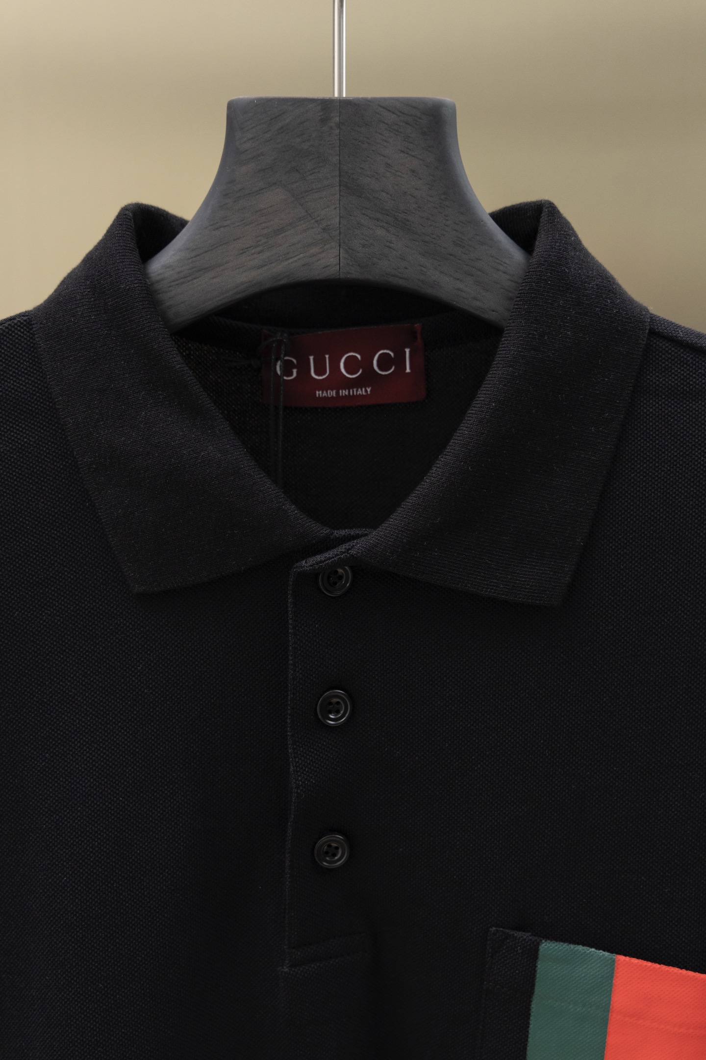 
Gucci/古驰 25ss新款
经典三色彩条Logo印花 贴袋Polo
230克重全棉珠地
颜色：白 