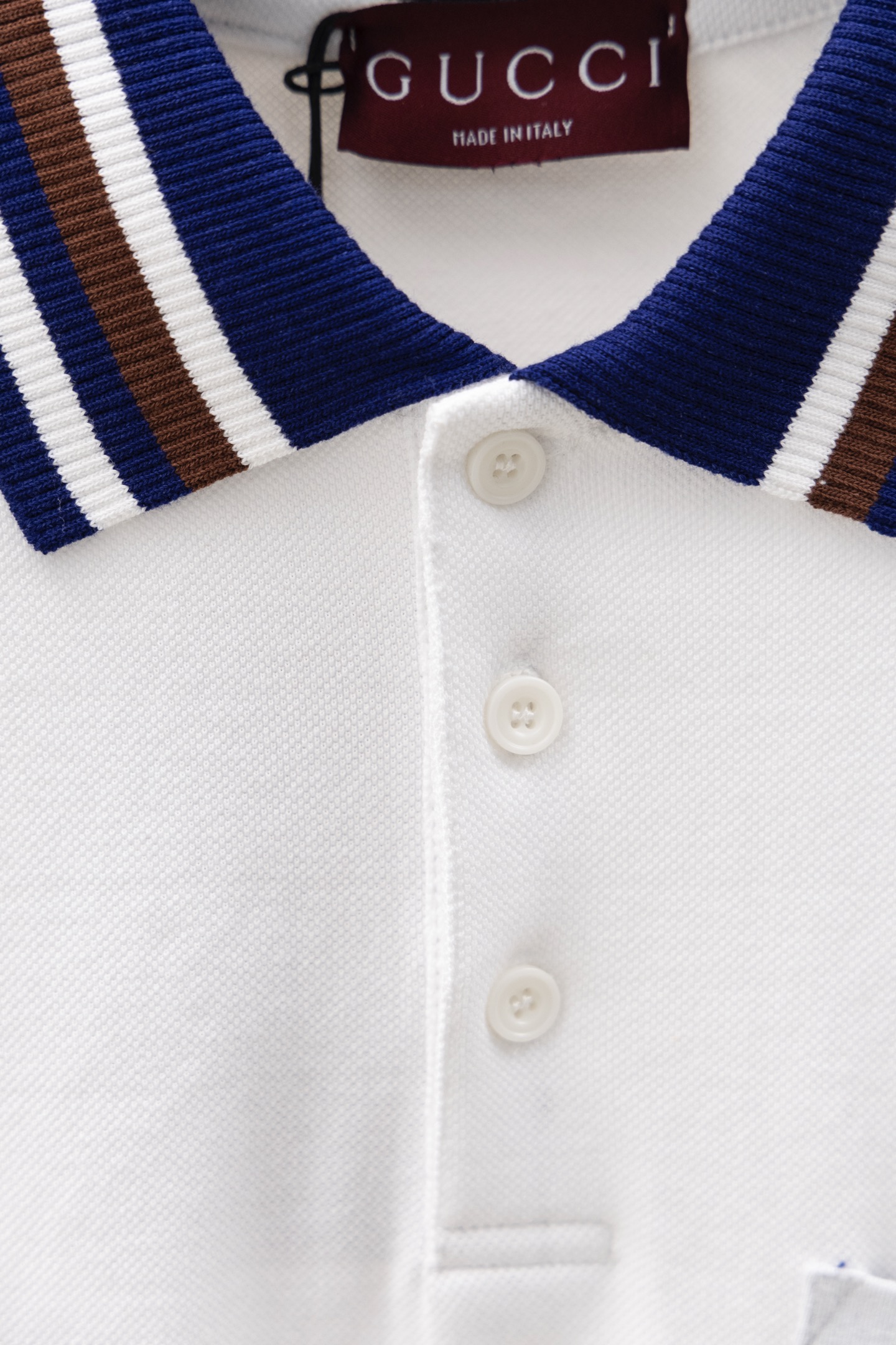 
Gucci/古驰 25ss新款
条纹领 提花Logo 贴袋Polo
230克重全棉珠地
颜色：白  宝