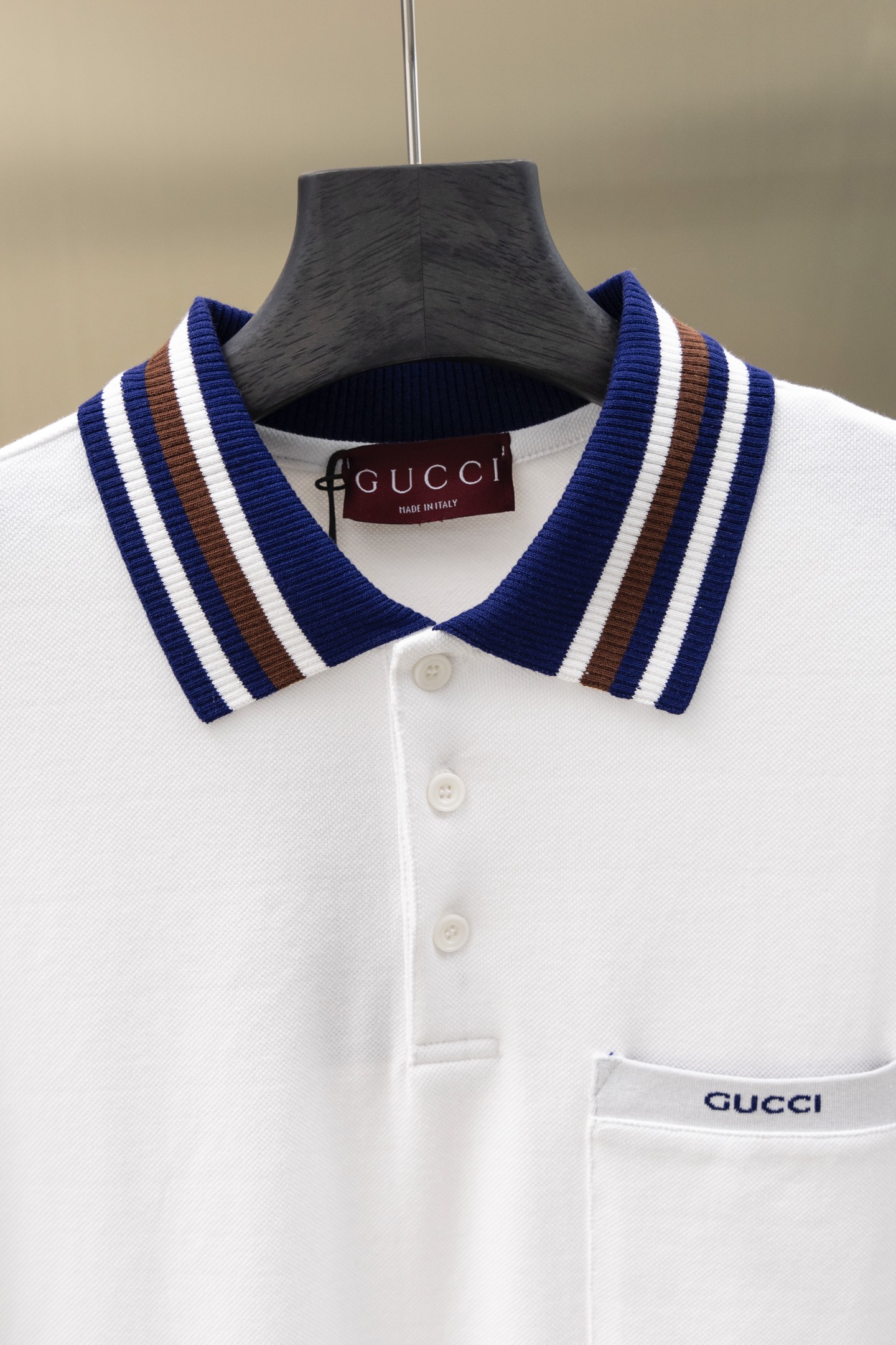 
Gucci/古驰 25ss新款
条纹领 提花Logo 贴袋Polo
230克重全棉珠地
颜色：白  宝
