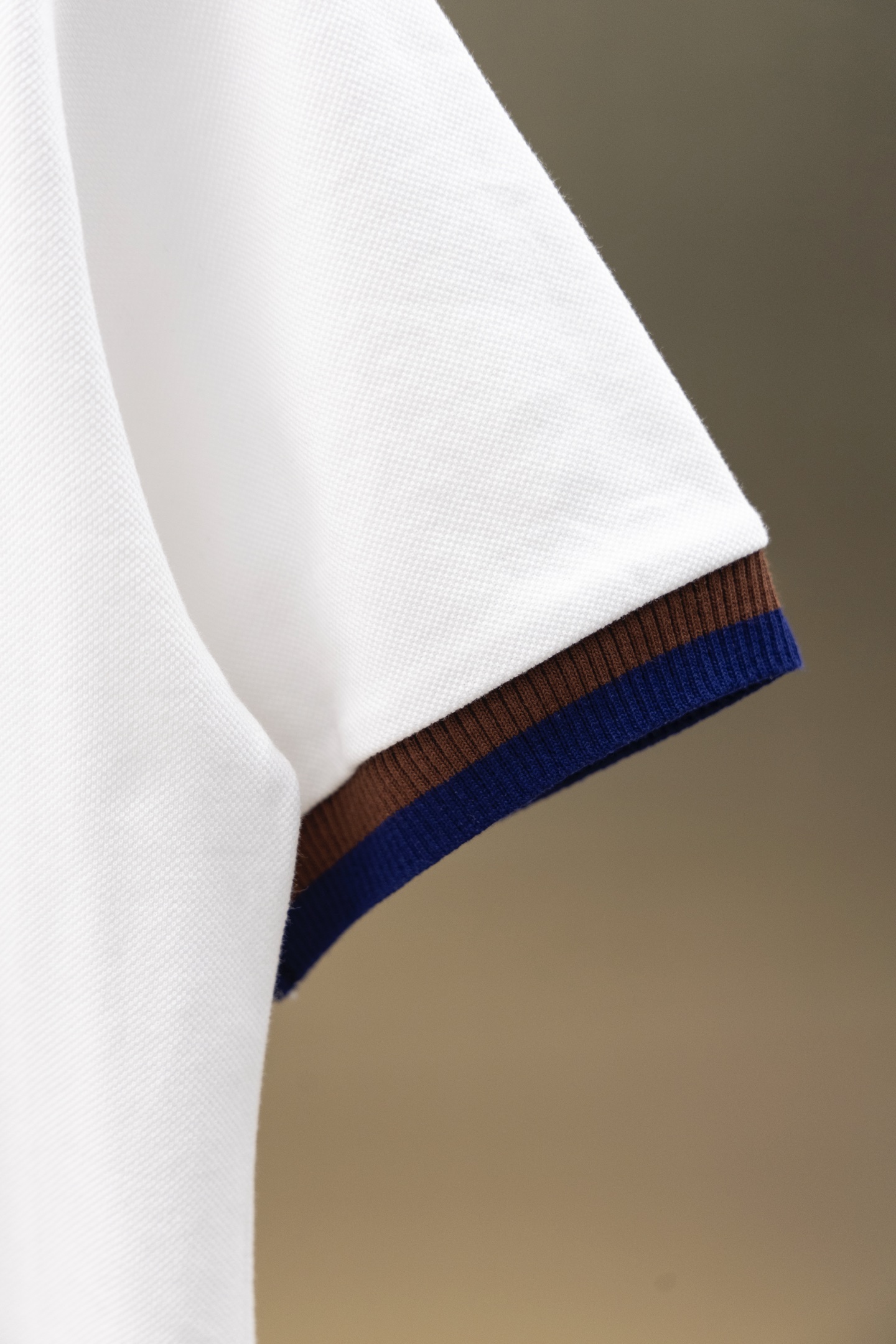 
Gucci/古驰 25ss新款
条纹领 提花Logo 贴袋Polo
230克重全棉珠地
颜色：白  宝