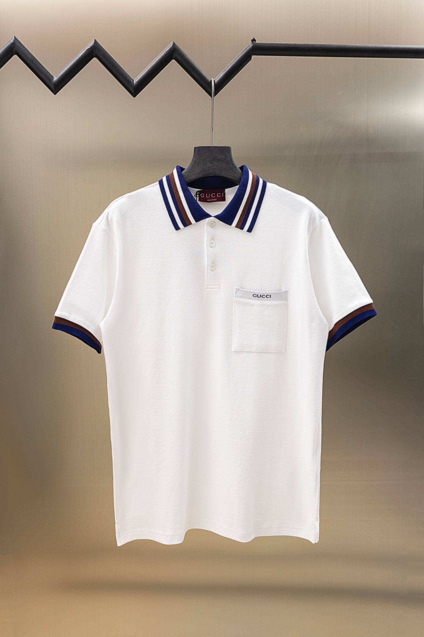 
Gucci/古驰 25ss新款
条纹领 提花Logo 贴袋Polo
230克重全棉珠地
颜色：白  宝