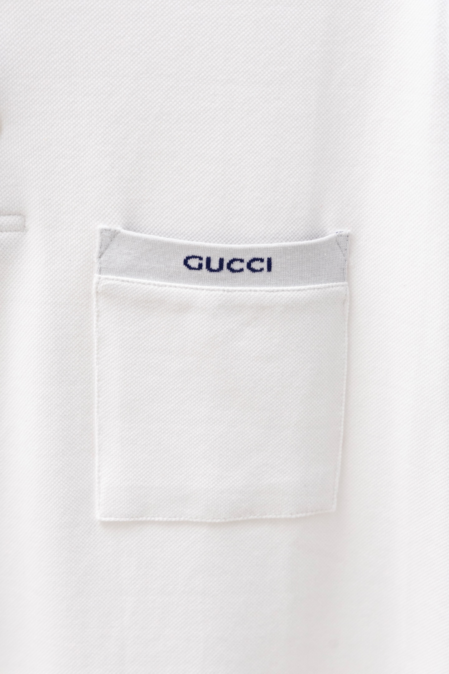 
Gucci/古驰 25ss新款
条纹领 提花Logo 贴袋Polo
230克重全棉珠地
颜色：白  宝