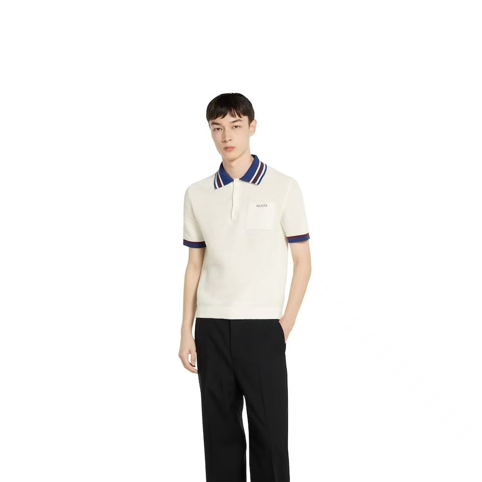 
Gucci/古驰 25ss新款
条纹领 提花Logo 贴袋Polo
230克重全棉珠地
颜色：白  宝