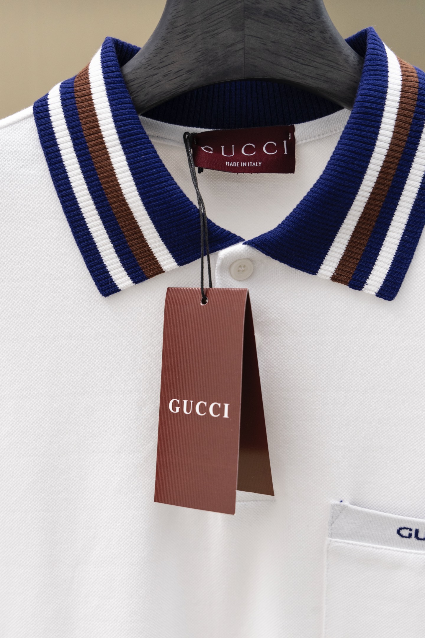 
Gucci/古驰 25ss新款
条纹领 提花Logo 贴袋Polo
230克重全棉珠地
颜色：白  宝