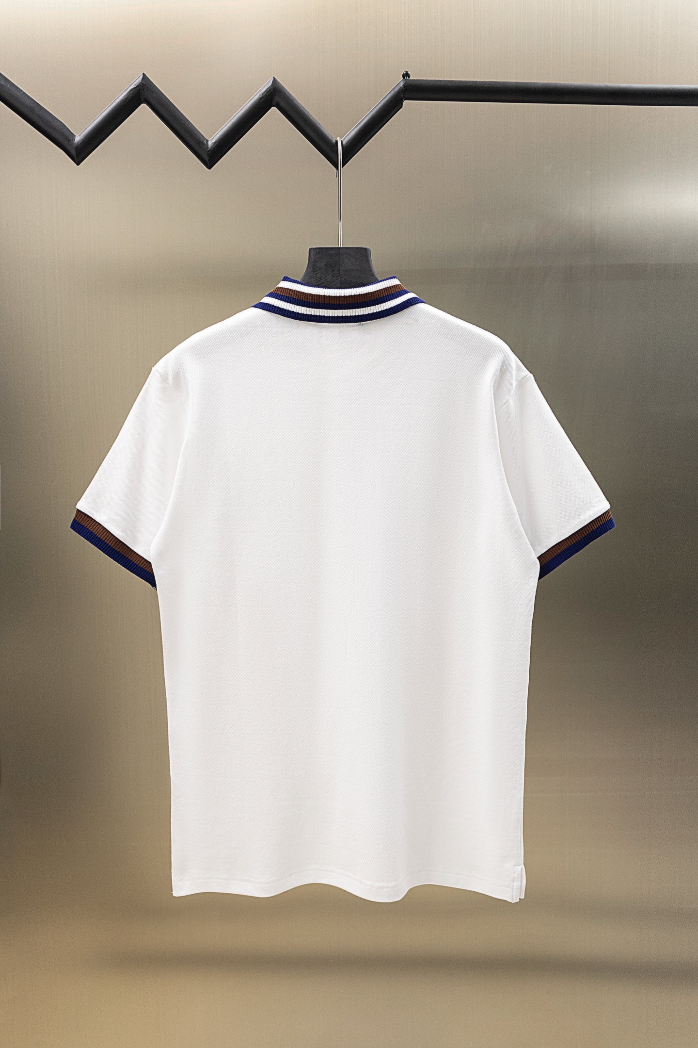 
Gucci/古驰 25ss新款
条纹领 提花Logo 贴袋Polo
230克重全棉珠地
颜色：白  宝