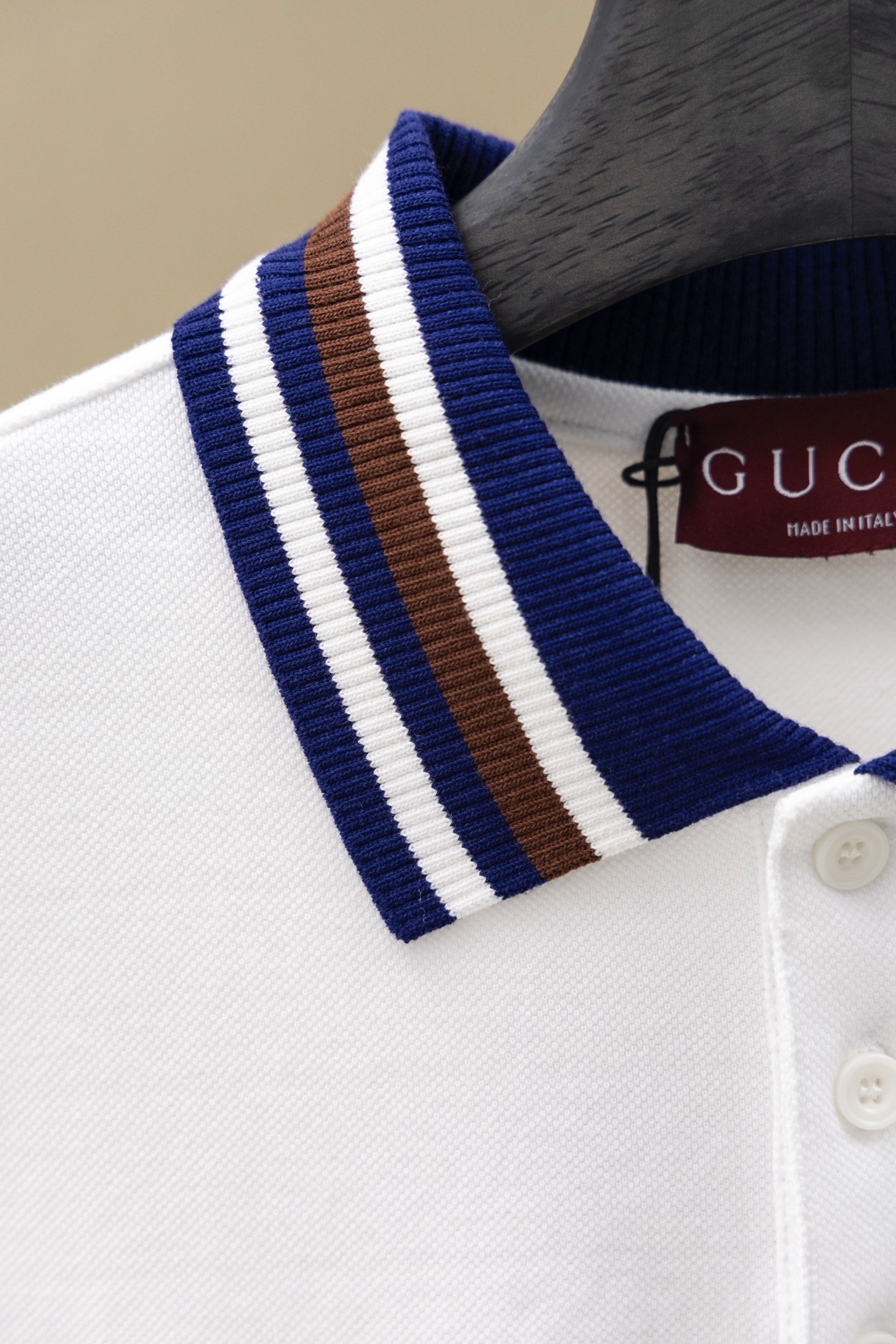 
Gucci/古驰 25ss新款
条纹领 提花Logo 贴袋Polo
230克重全棉珠地
颜色：白  宝