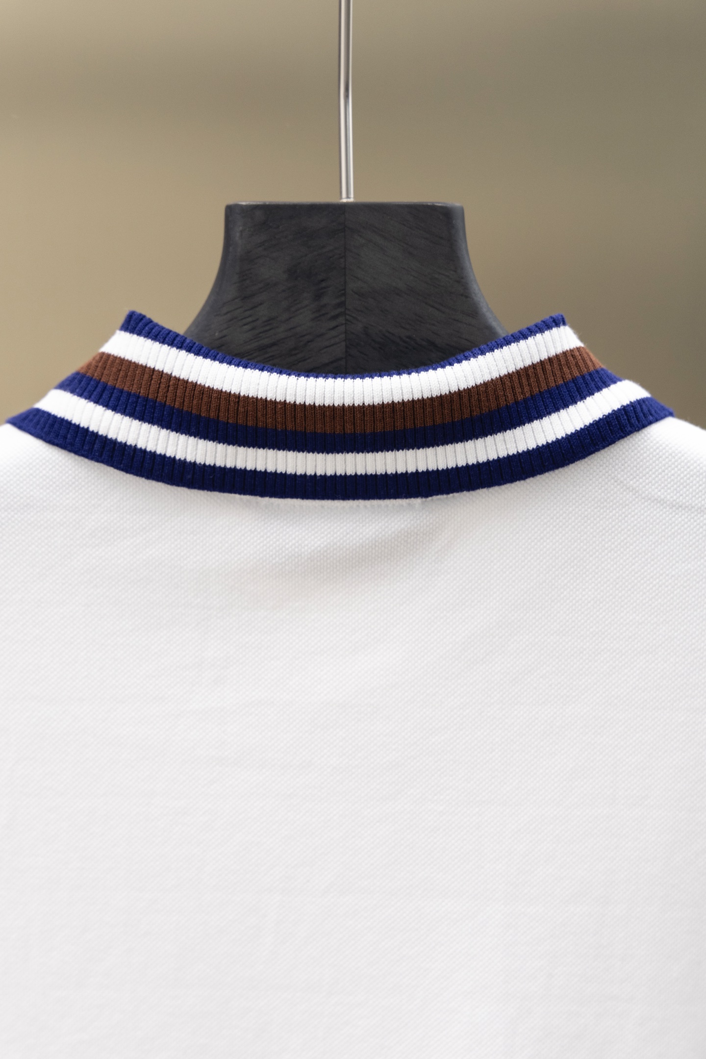 
Gucci/古驰 25ss新款
条纹领 提花Logo 贴袋Polo
230克重全棉珠地
颜色：白  宝