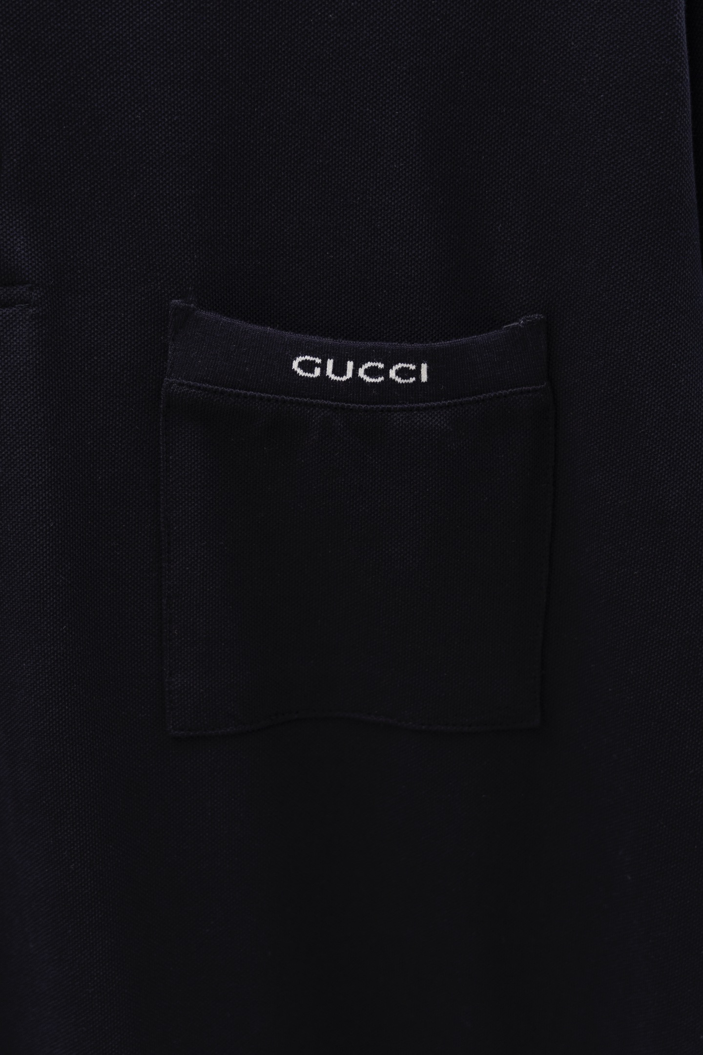 
Gucci/古驰 25ss新款
条纹领 提花Logo 贴袋Polo
230克重全棉珠地
颜色：白  宝