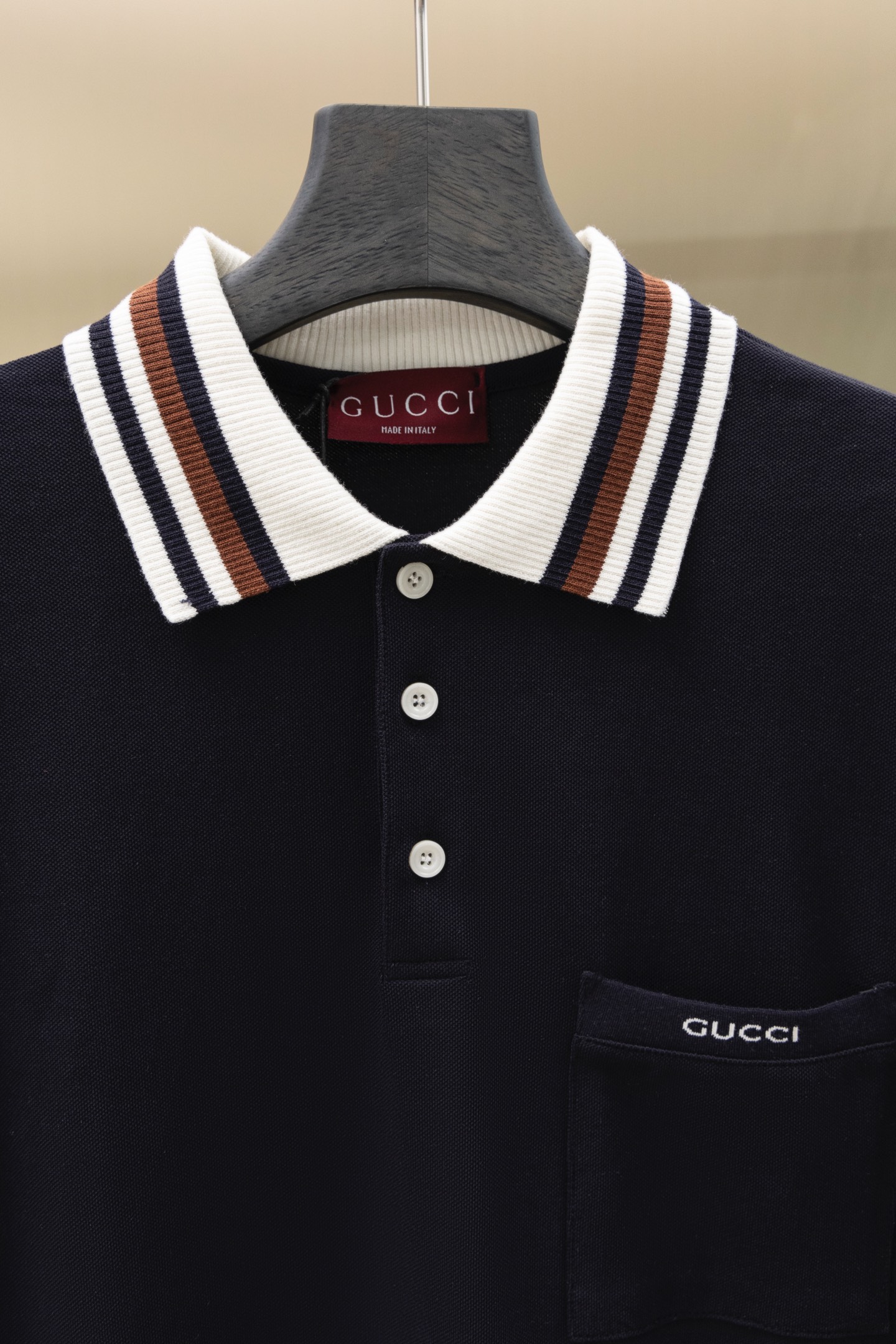 
Gucci/古驰 25ss新款
条纹领 提花Logo 贴袋Polo
230克重全棉珠地
颜色：白  宝