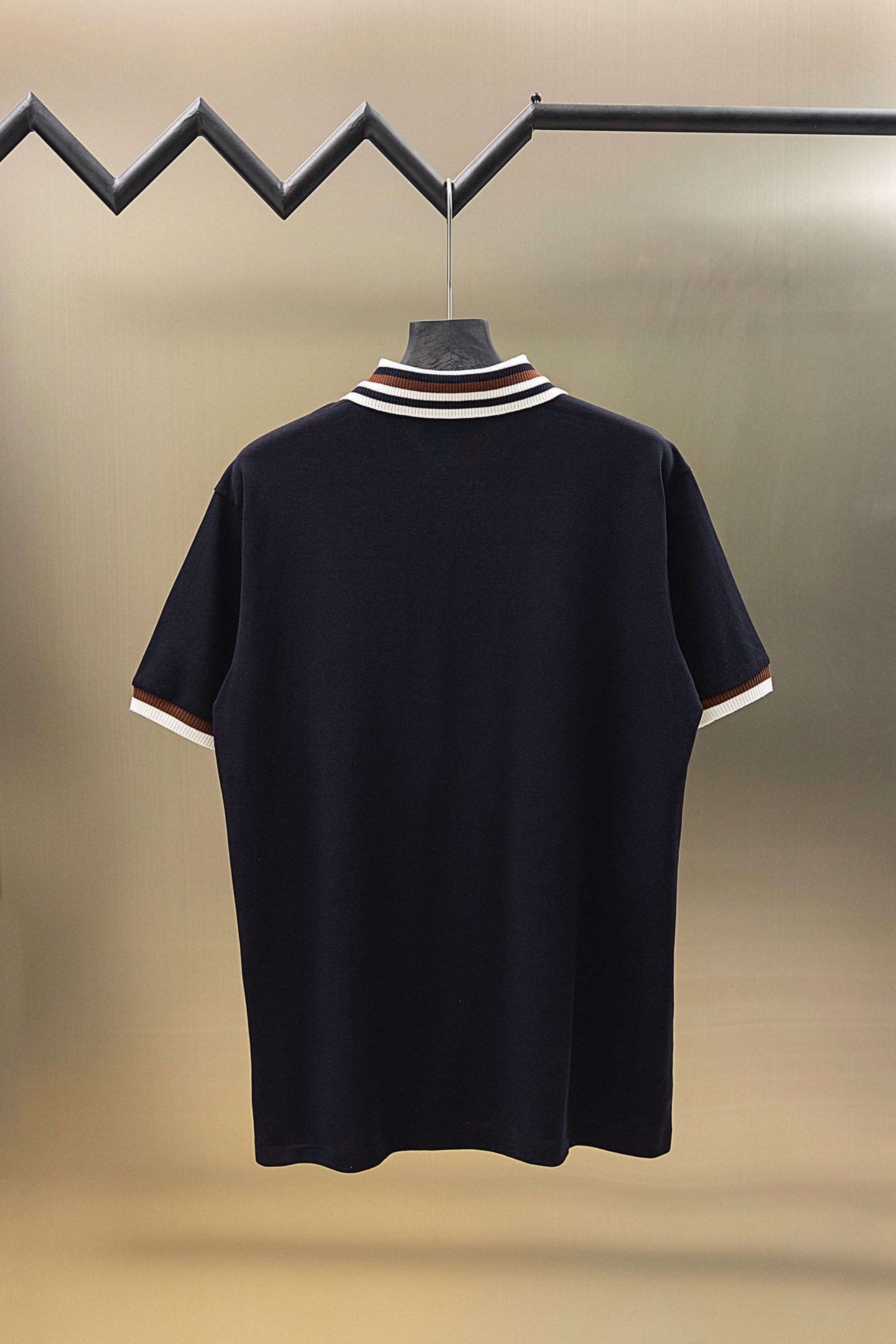 
Gucci/古驰 25ss新款
条纹领 提花Logo 贴袋Polo
230克重全棉珠地
颜色：白  宝