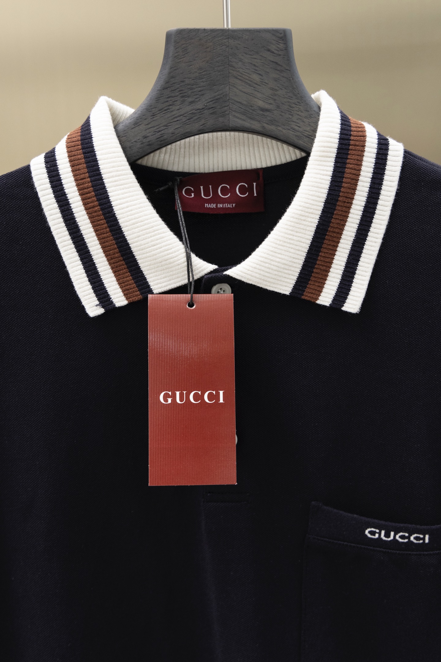 
Gucci/古驰 25ss新款
条纹领 提花Logo 贴袋Polo
230克重全棉珠地
颜色：白  宝