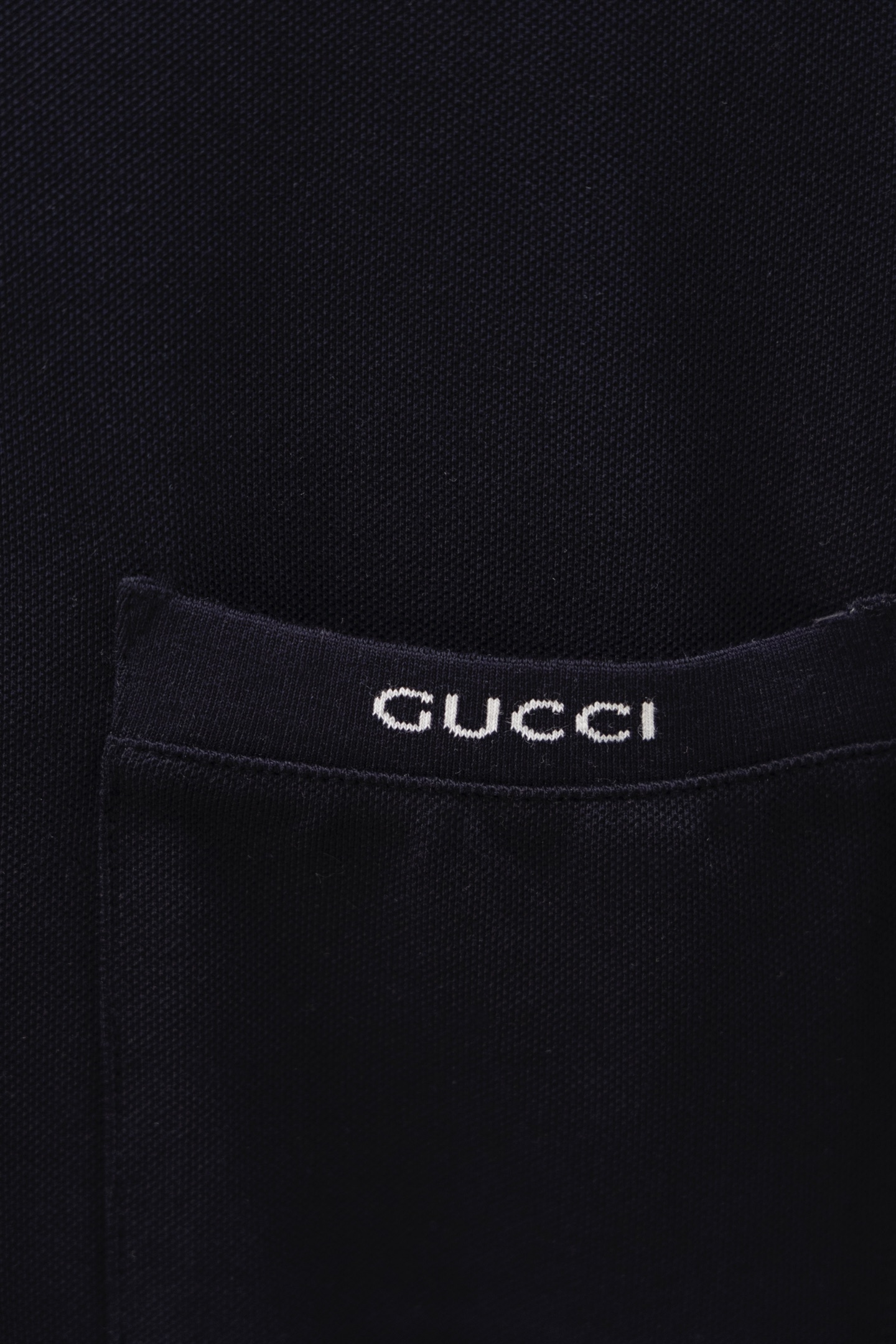 
Gucci/古驰 25ss新款
条纹领 提花Logo 贴袋Polo
230克重全棉珠地
颜色：白  宝