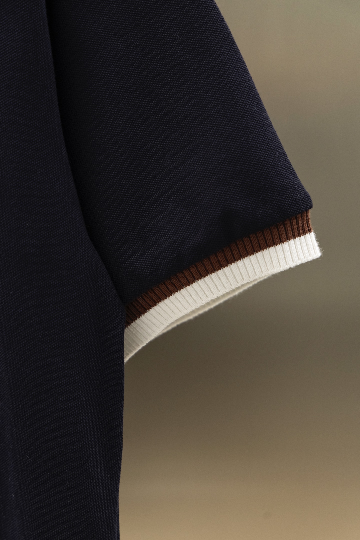 
Gucci/古驰 25ss新款
条纹领 提花Logo 贴袋Polo
230克重全棉珠地
颜色：白  宝