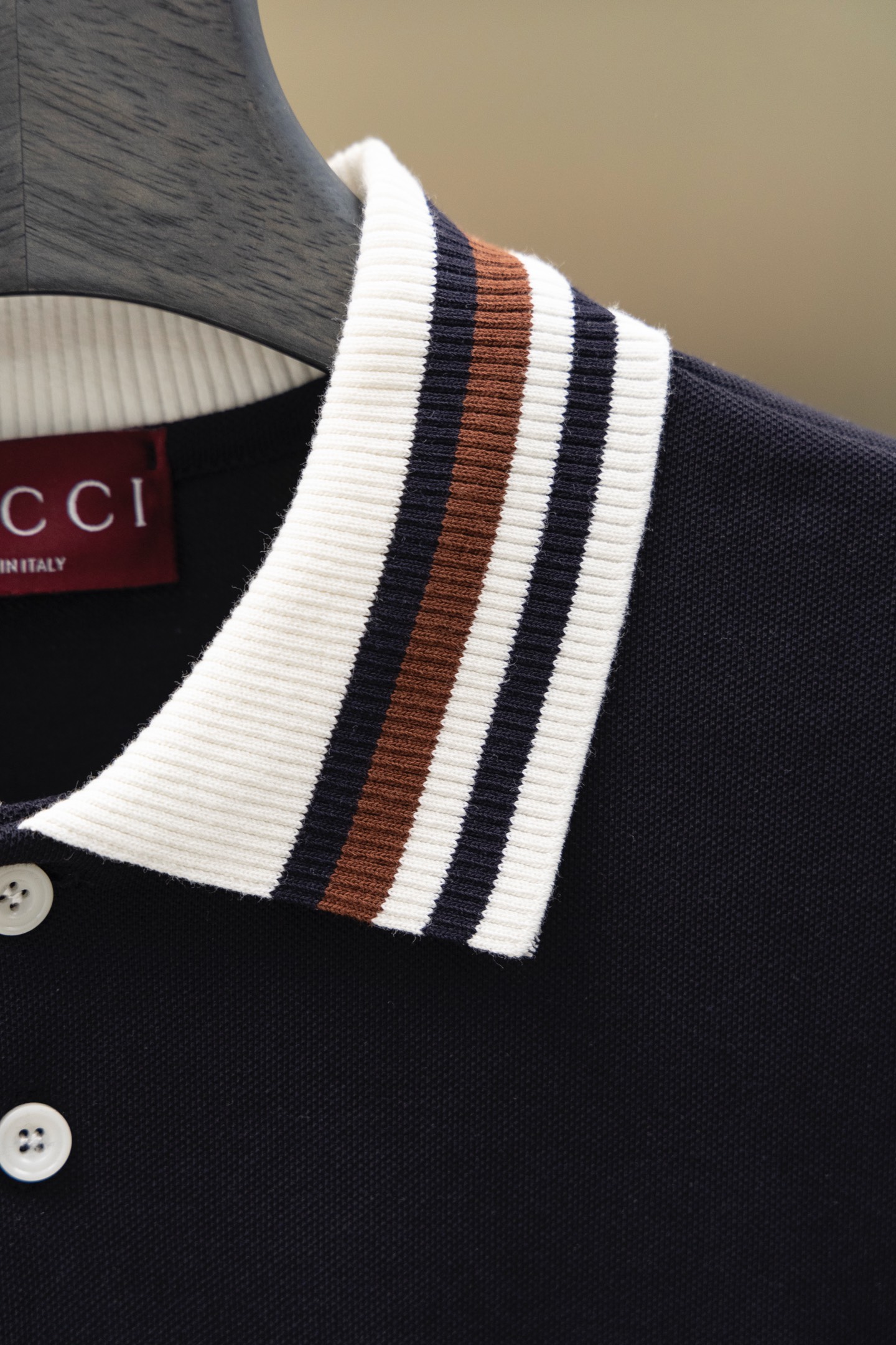 
Gucci/古驰 25ss新款
条纹领 提花Logo 贴袋Polo
230克重全棉珠地
颜色：白  宝